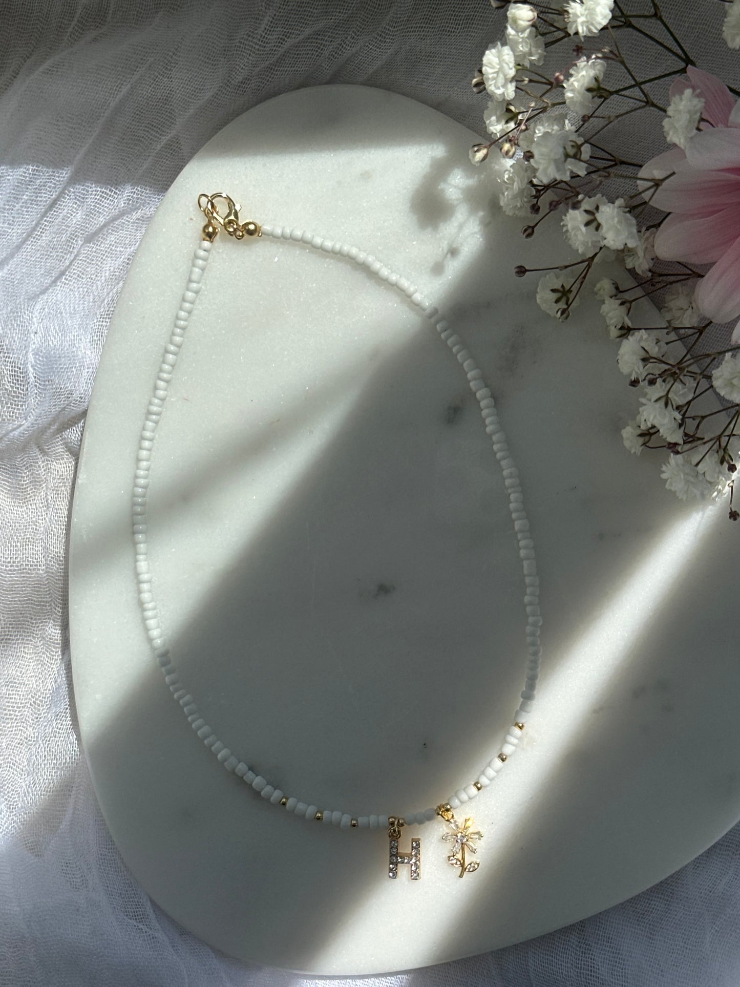 Perlenkette personalisiert mit Weißen Perlen und goldenen Details +Blumen Anhänger - 10709