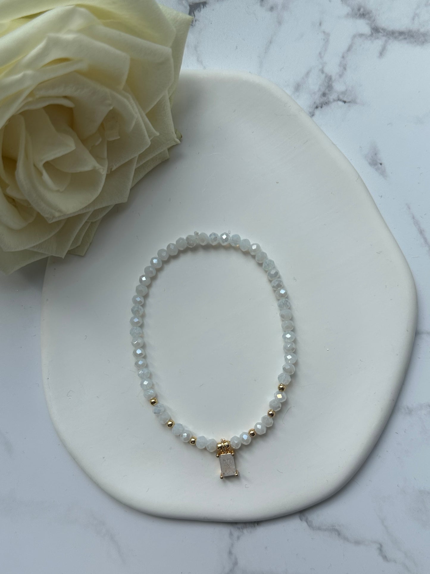 Perlenarmband mit Weißen Kristallperlen und Goldenen Perlen + Stein Anhänger - 10889
