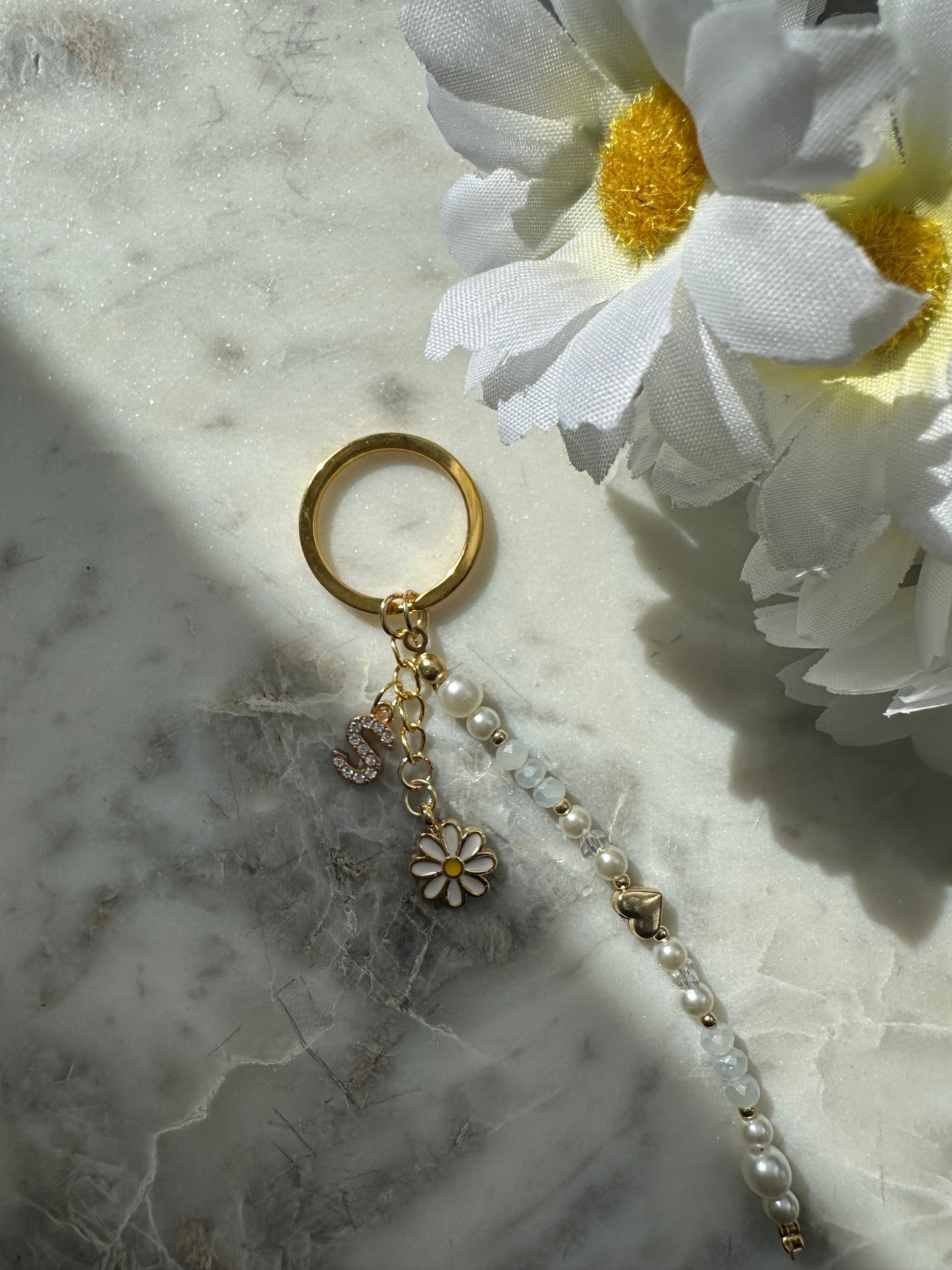 Personalisierter Schlüsselanhänger mit Weißen und Golden Perlen und Herz und Gänseblümchen Anhänger - 10061