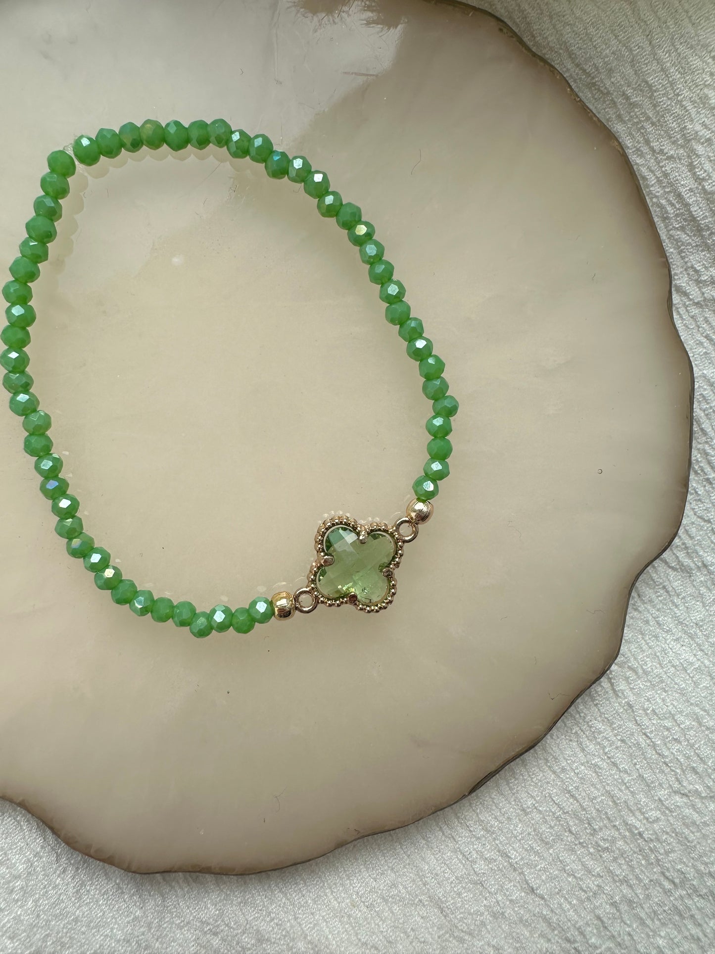 Perlenarmband mit Grünen Kristallperlen und Kleeblatt Anhänger - 10418
