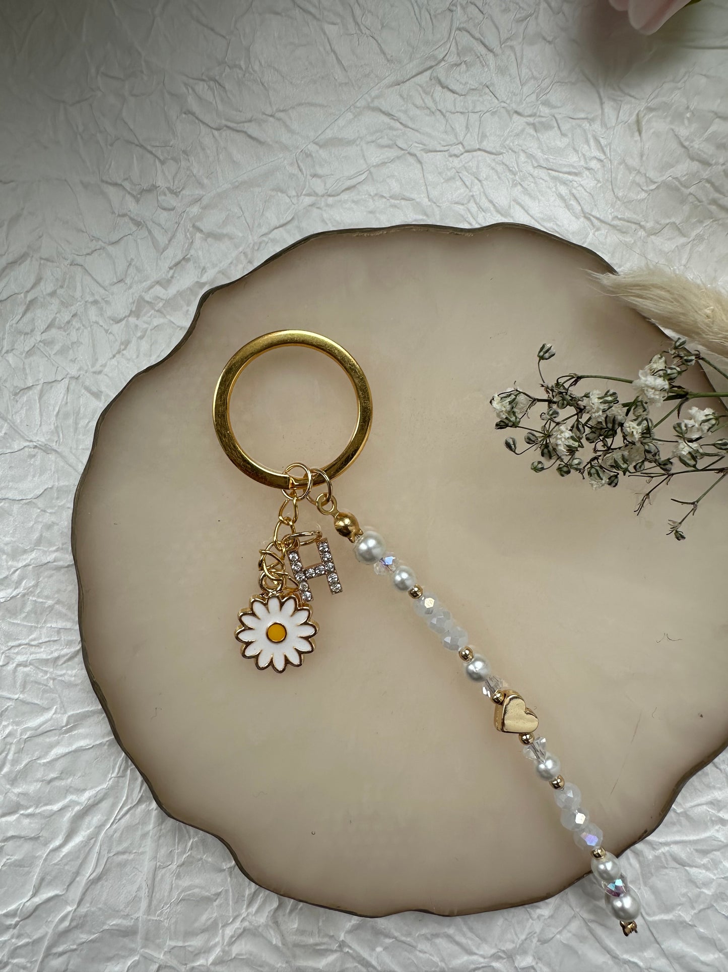 Personalisierter Schlüsselanhänger mit Weißen und Golden Perlen und Herz und Gänseblümchen Anhänger - 10047