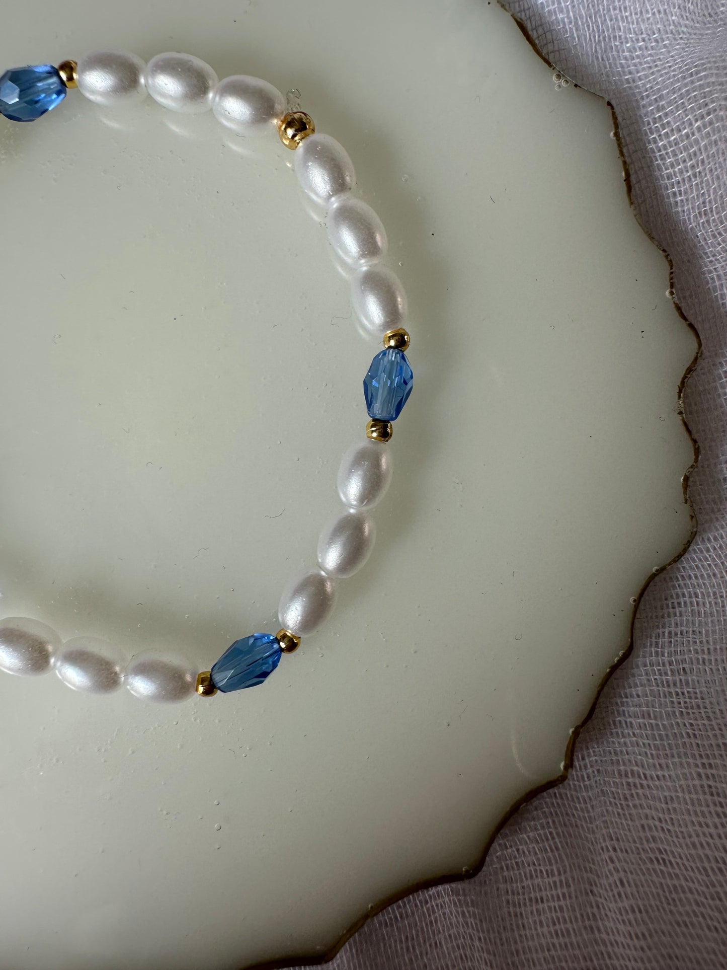 Perlenarmband mit Weißen Perlen und Blauen Kristallperlen - 10397