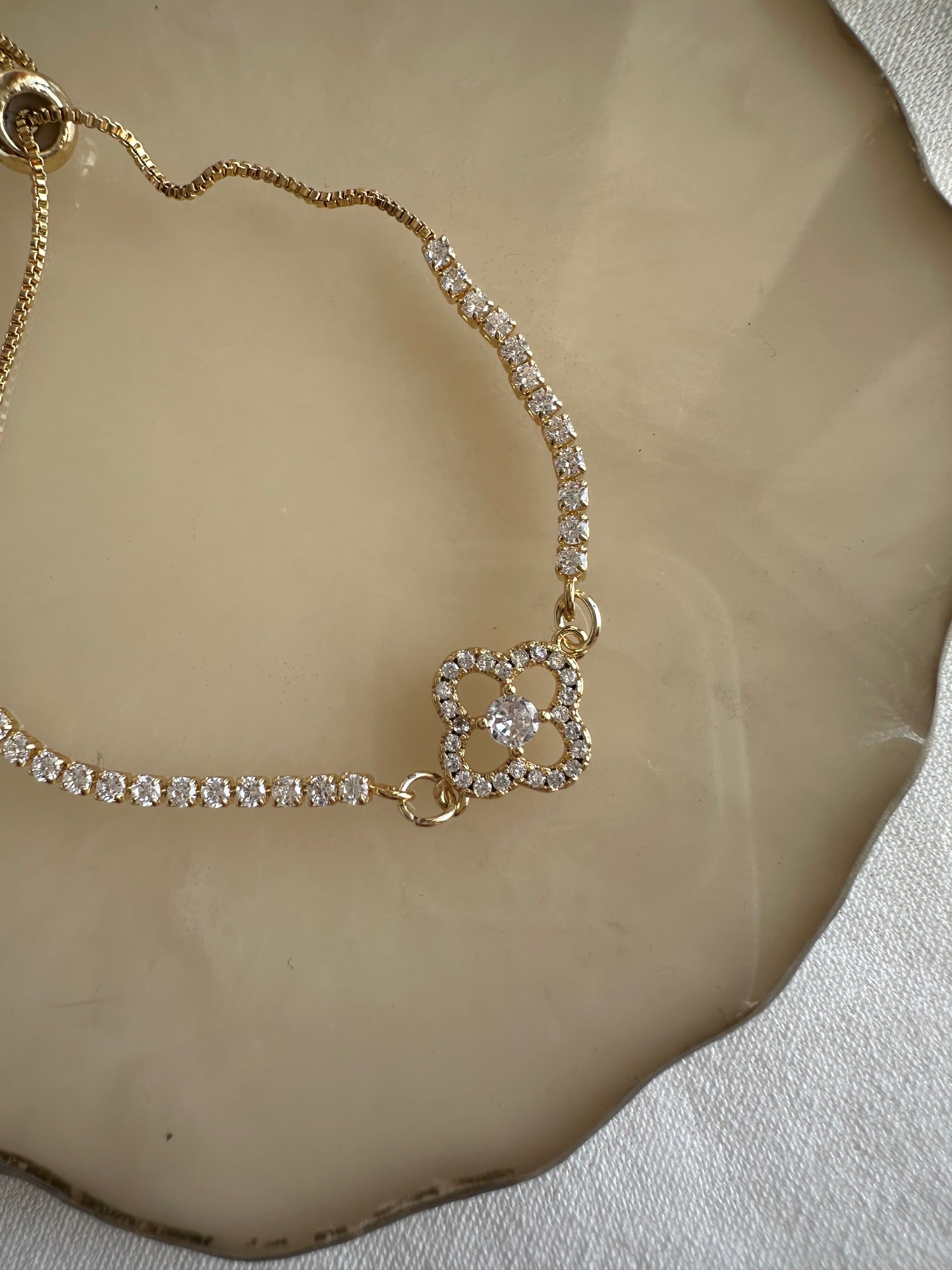 Goldenes Armband mit Goldenem Kleeblatt verstellbar