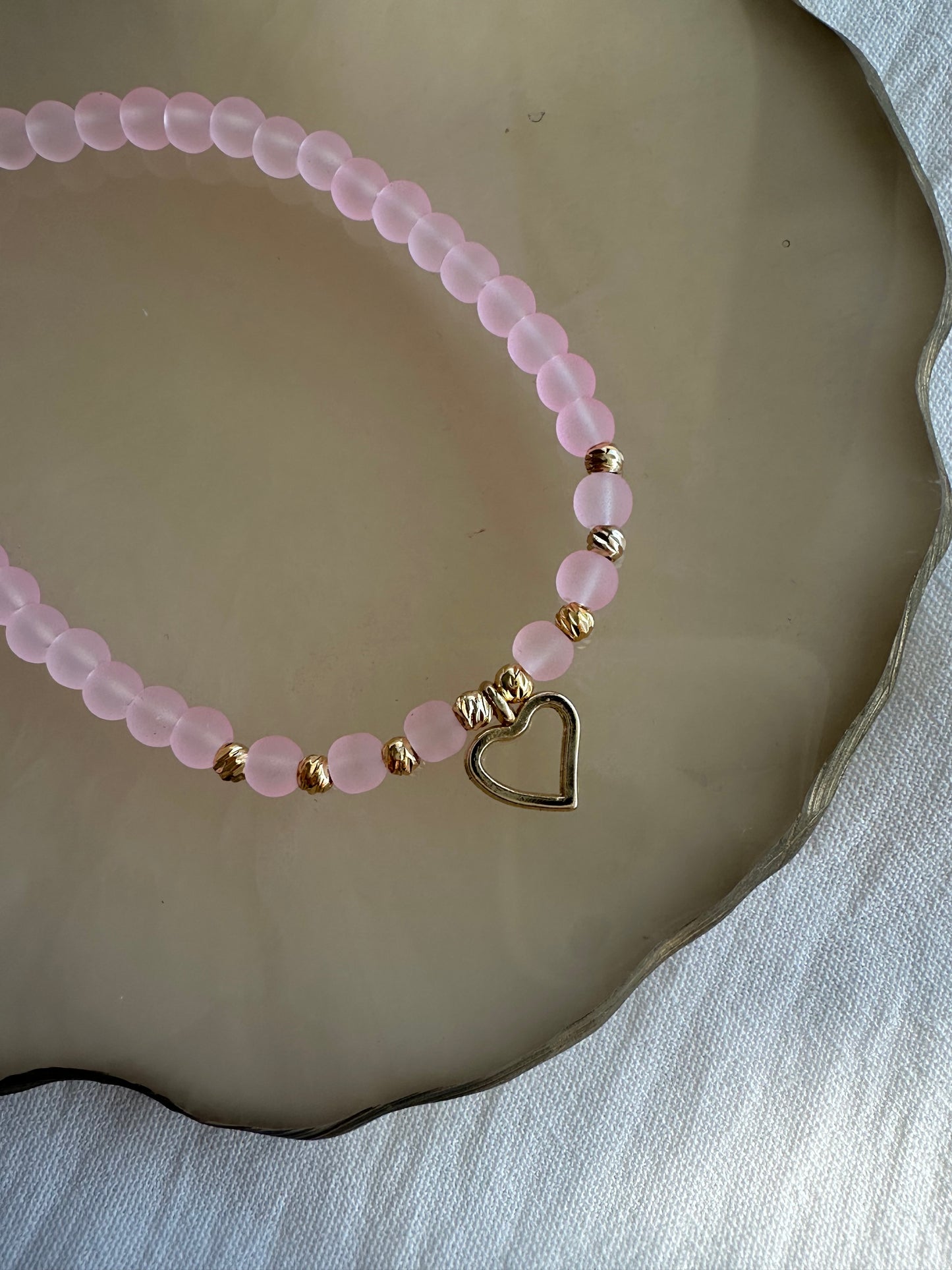 Perlenarmband mit Rosa Glasperlen und Herz Anhänger - 10263