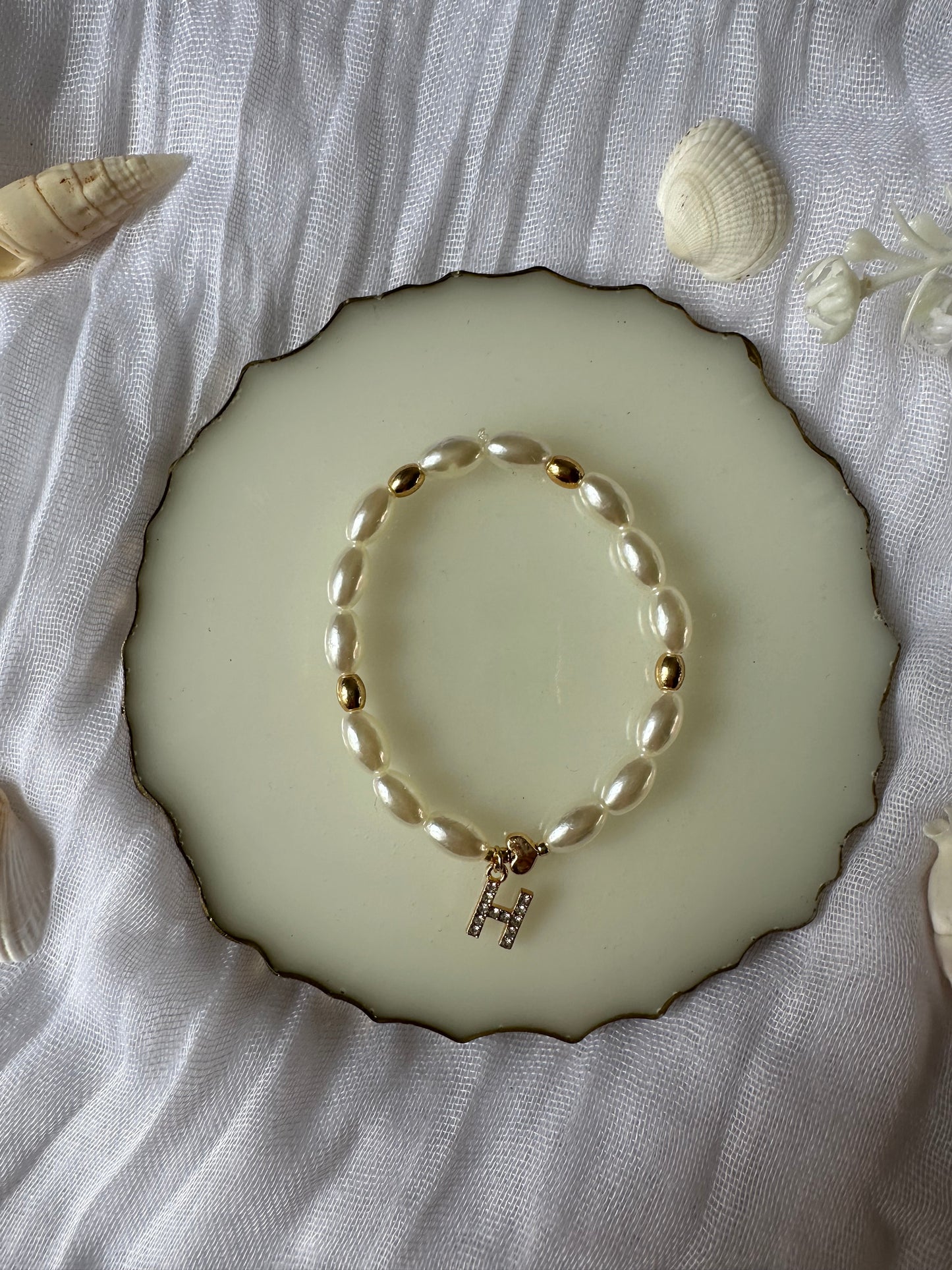 Perlenarmband personalisiert mit Weißen Perlen und Herz Anhänger - 10426
