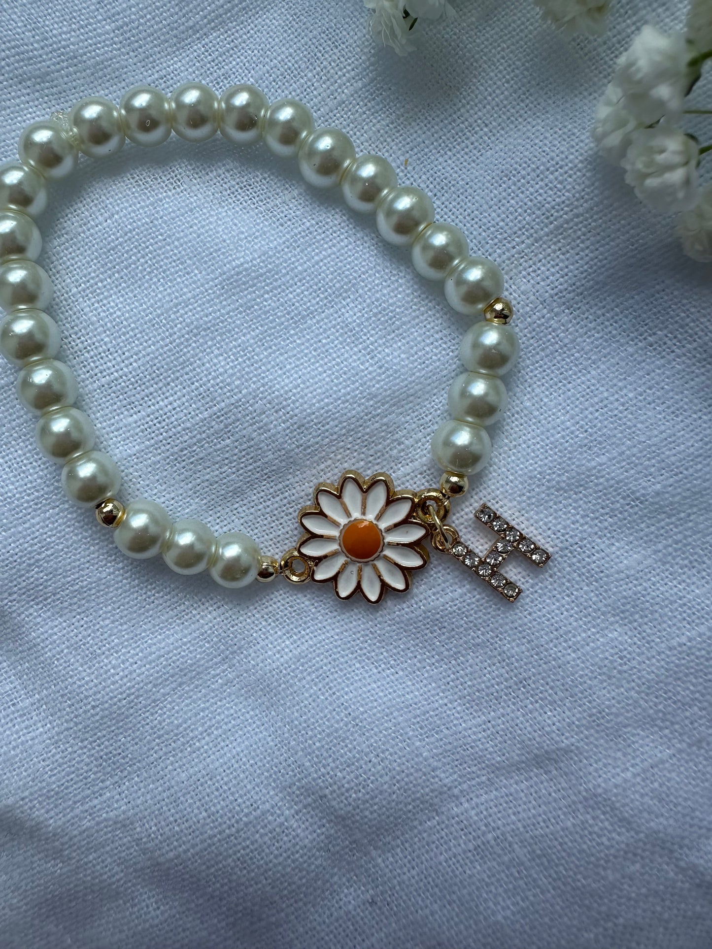 Perlenarmband personalisiert mit Weißen Perlen und Gänseblümchen Anhänger - 10370
