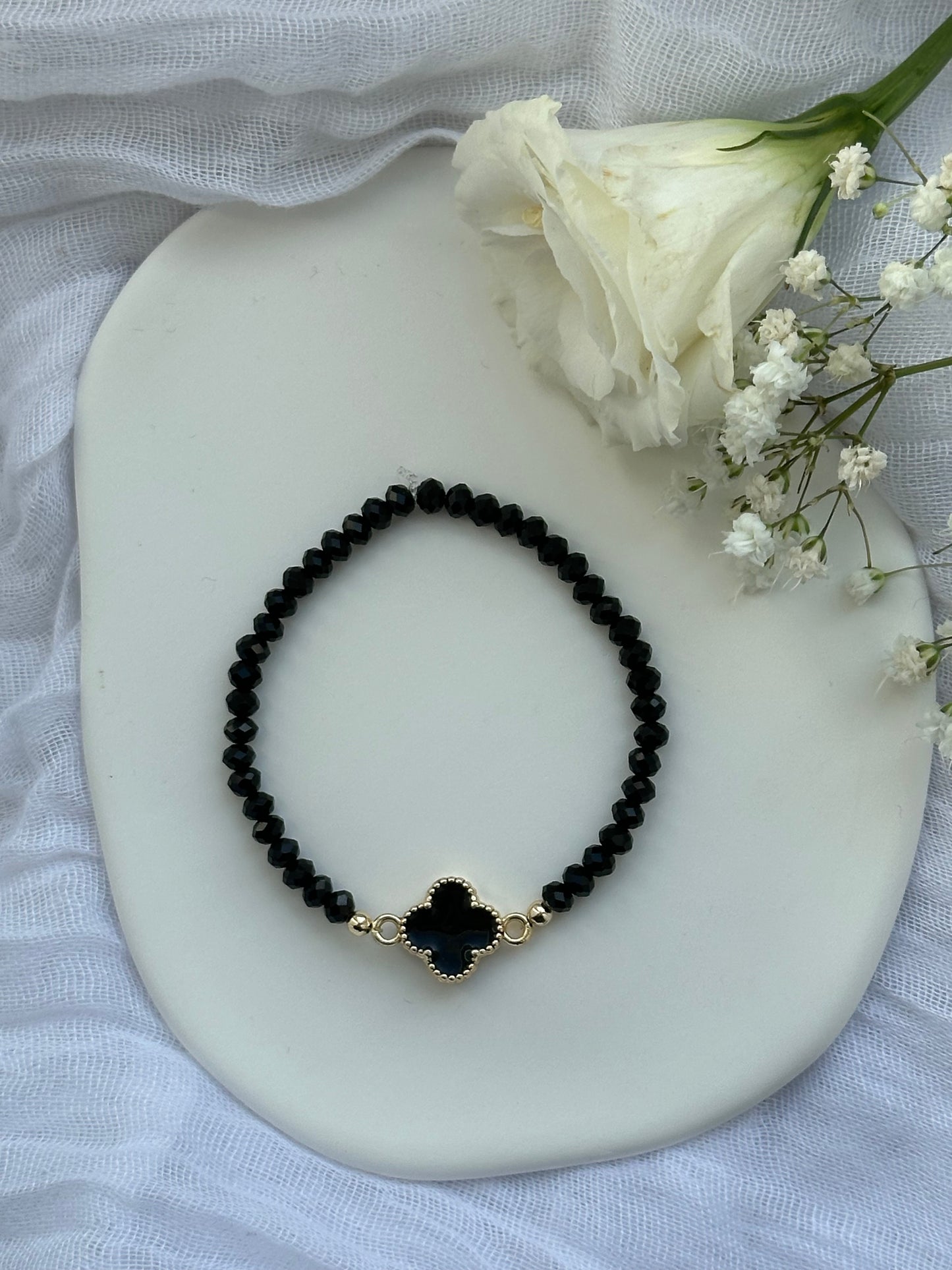 Perlenarmband mit Schwarzen Kristallperlen und Kleeblatt Anhänger - 10571