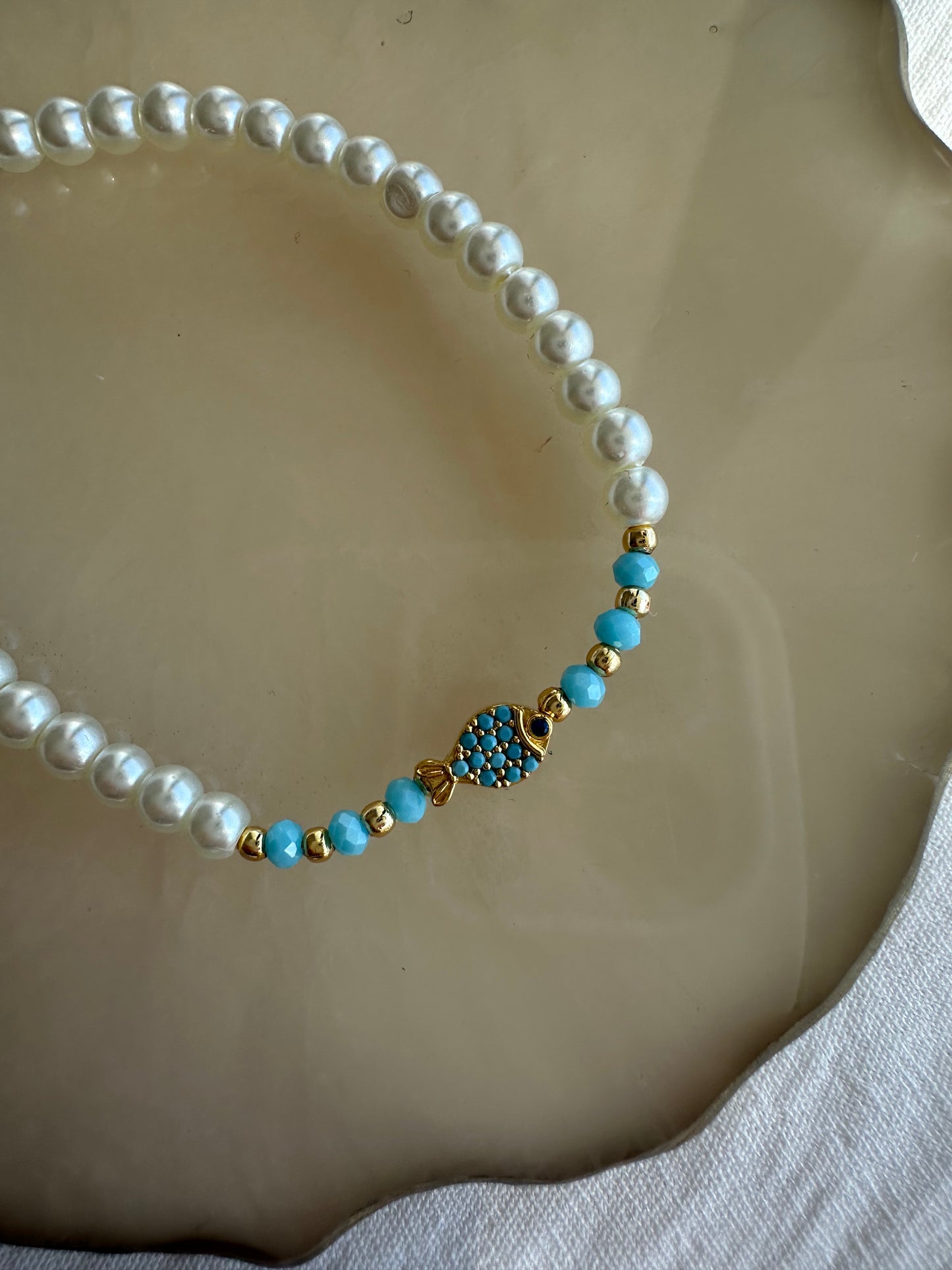 Perlenarmband mit Weißen Glasperlen und Blauen Kristallperlen + Fisch Anhänger - 10262
