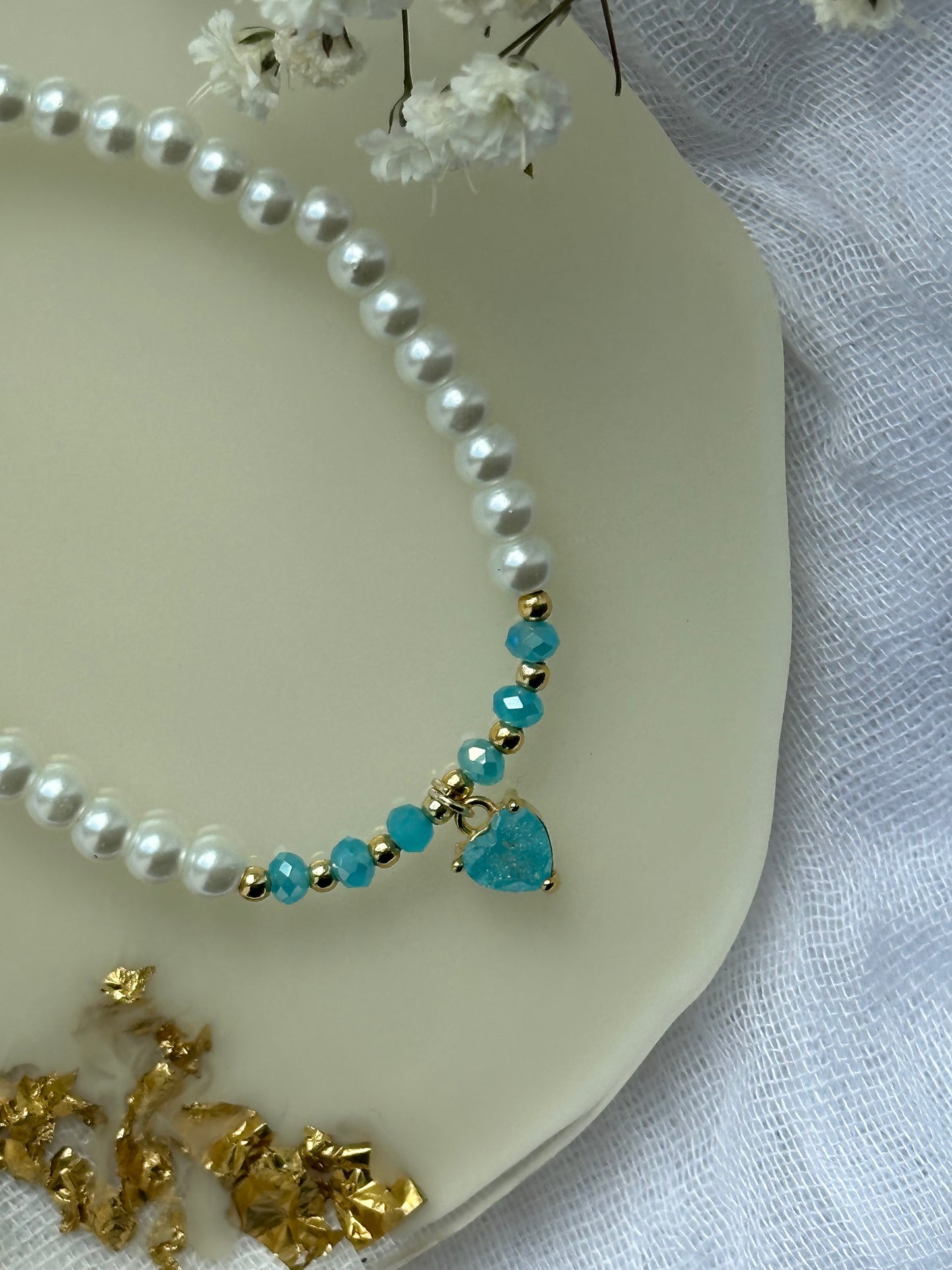 Perlenarmband mit Weißen Glasperlen und Blauen Kristallperlen und Herz Anhänger - 10520