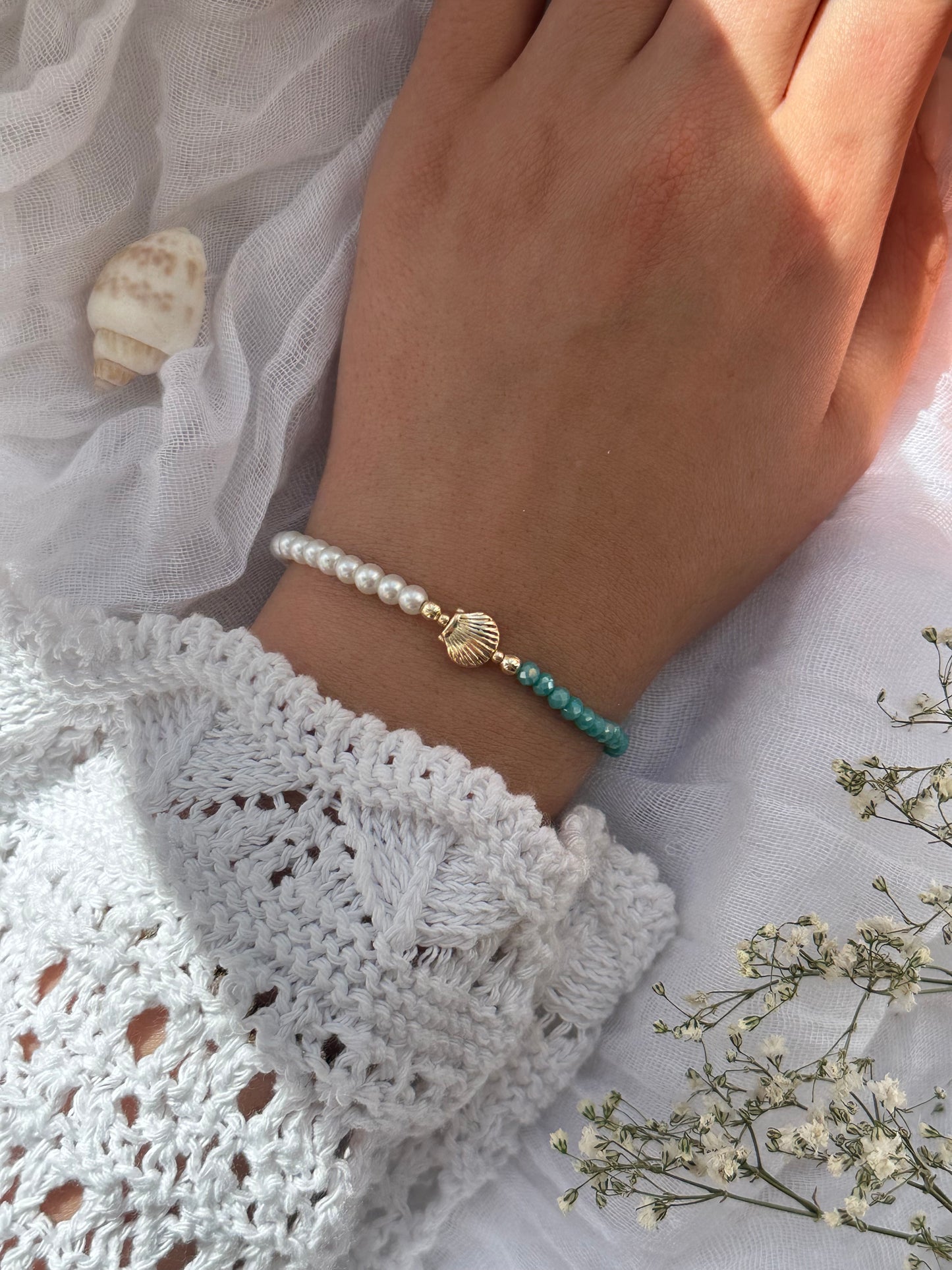 Perlenarmband half and half mit Türkisen Kristallperlen, Weißen Perlen und Goldenen Perlen + Muschel Anhänger - 10844