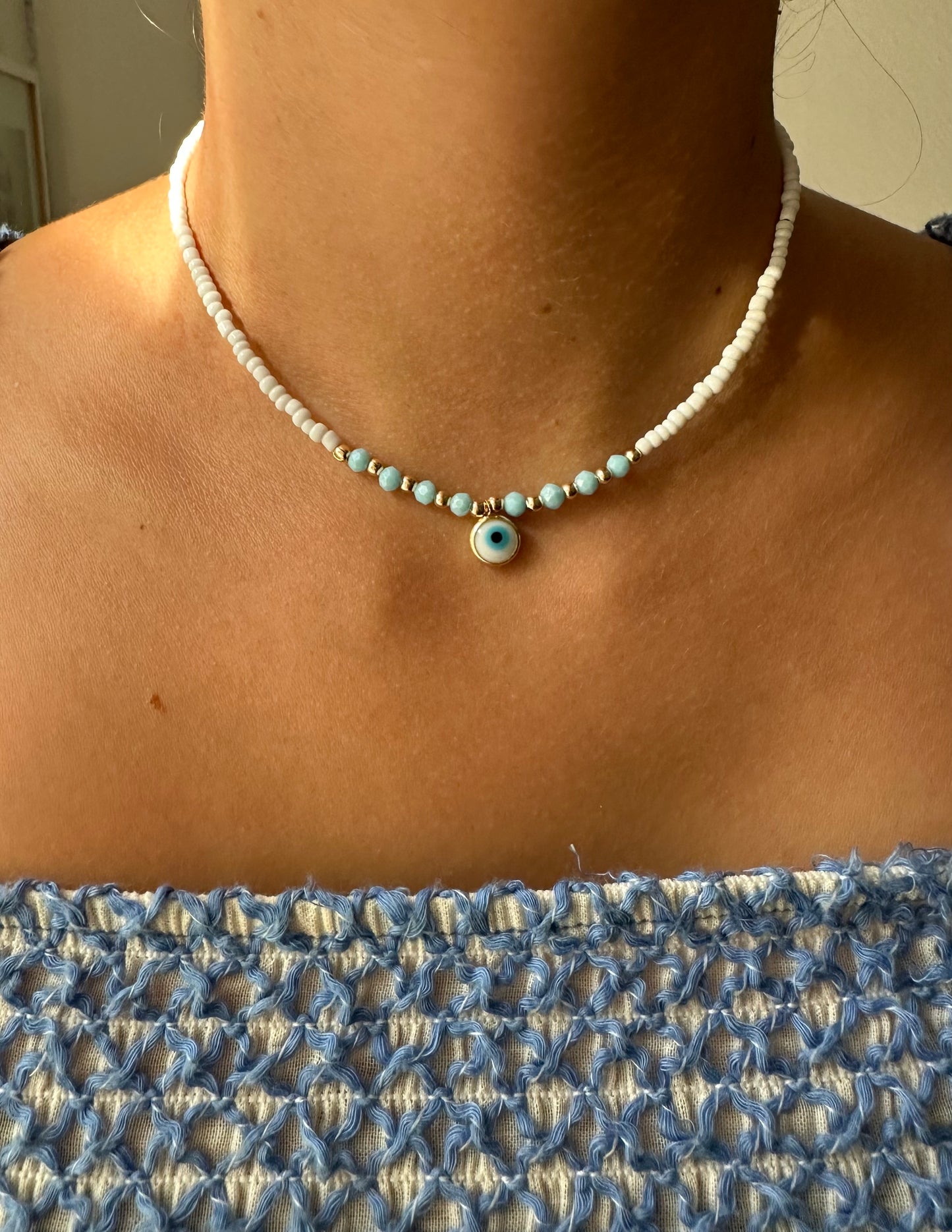 Perlenkette chocker weiß mit blauen Kristallperlen und nazar Anhänger - 10216