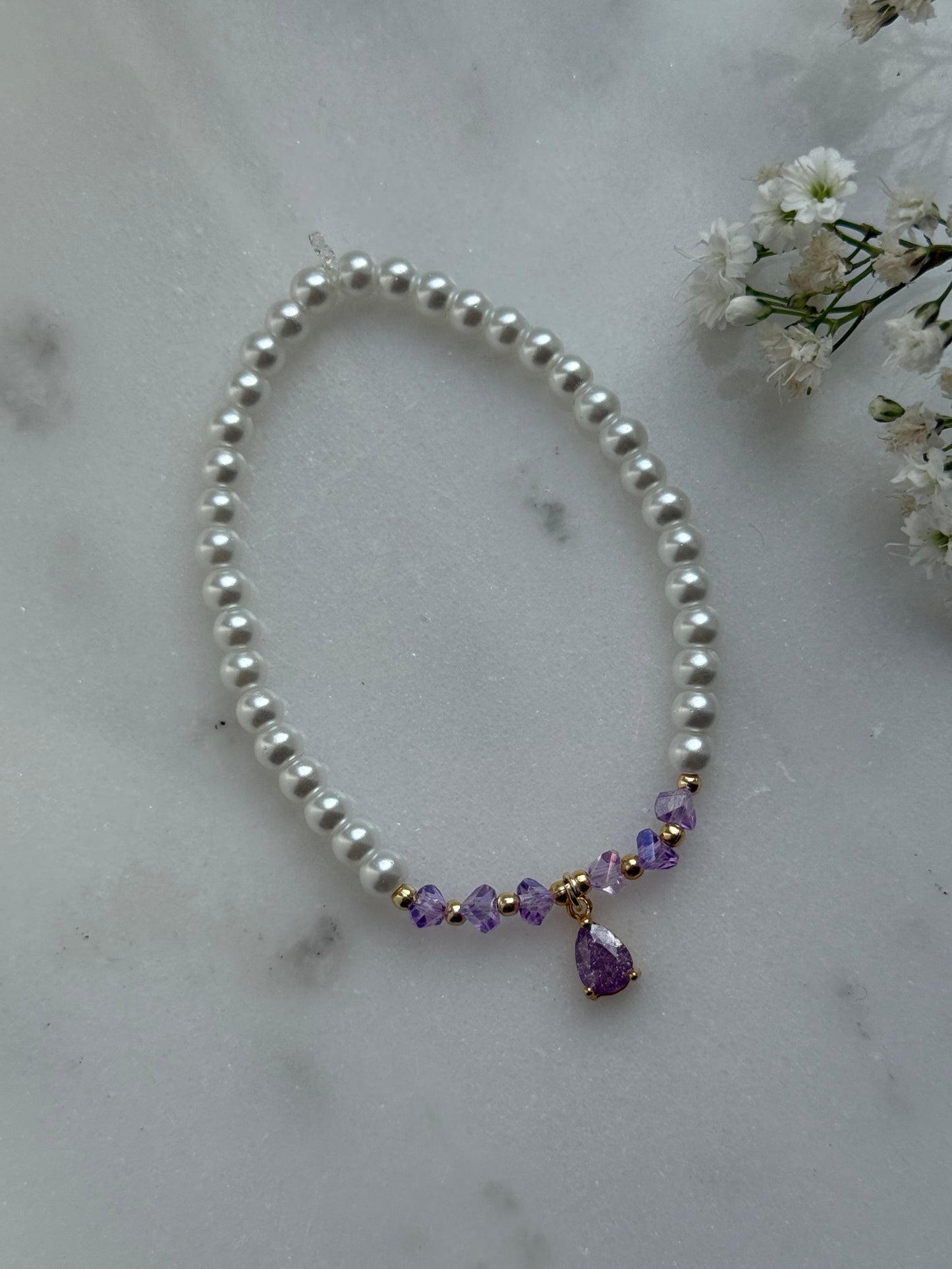 Perlenarmband mit Weißen Glasperlen, Lila Kristallperlen, Goldenen Perlen + Tropfen Anhänger - 10971