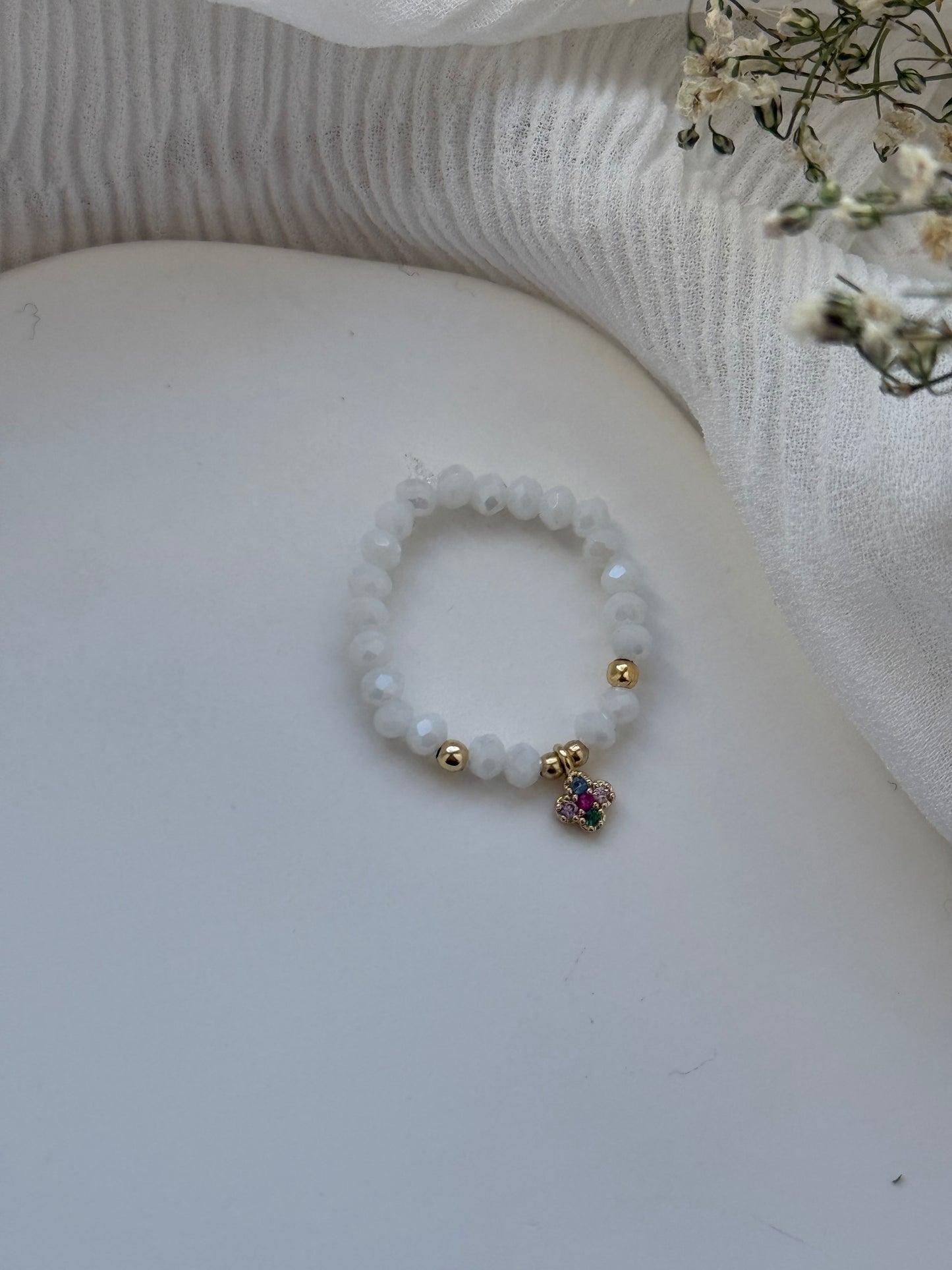 Perlenring mit Weißen Kristallperlen, Goldenen Perlen + Kleeblatt Anhänger - 2139