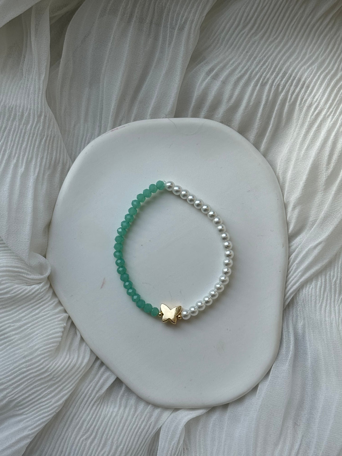 Perlenarmband half & half mit Weißen Glasperlen, Grünen Kristallperlen und Goldenen Perlen + Schmetterling Anhänger - 111218