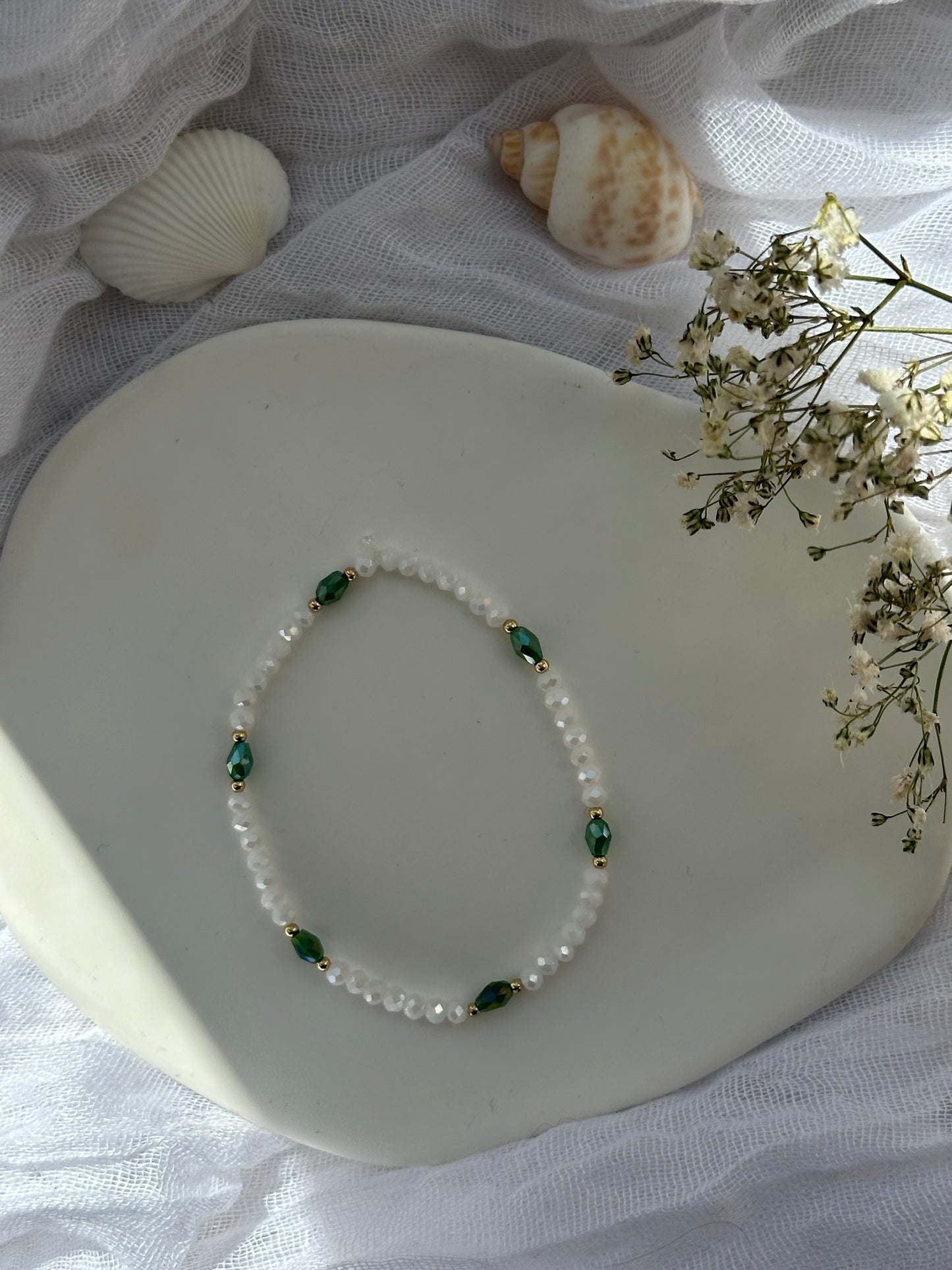 Perlenarmband mit Weißen, Grünen Kristallperlen und goldenen Perlen - 10825
