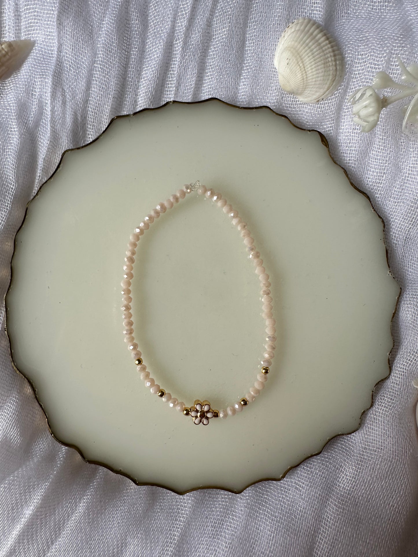 Perlenarmband mit Beigen Kristallperlen und Blumen Anhänger - 10456