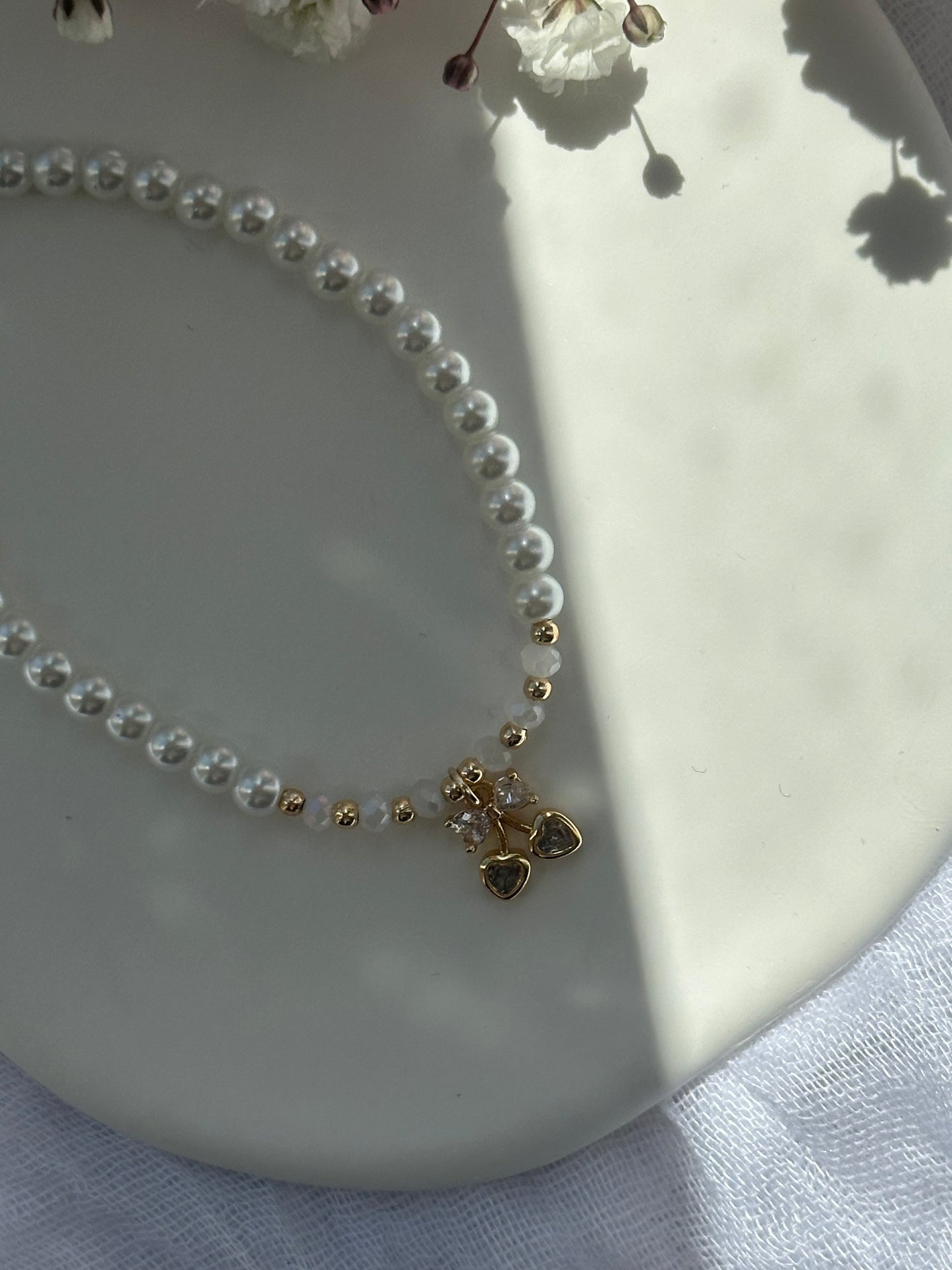 Perlenarmband mit Weißen Glasperlen und goldenen Details + Kirsch Anhänger - 10744