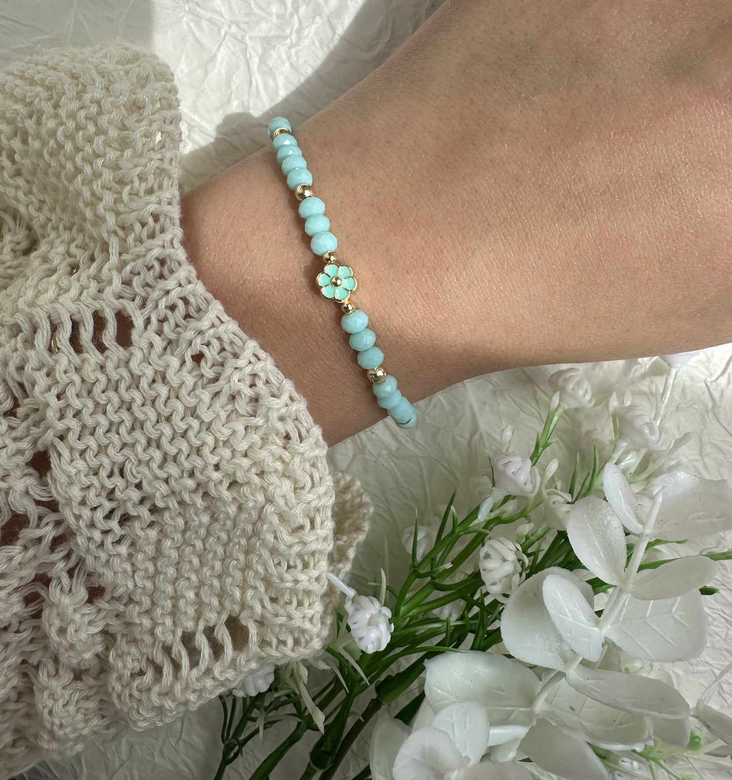 Perlenarmband mit Türkisen Perlen und Blumen Anhänger - 10311