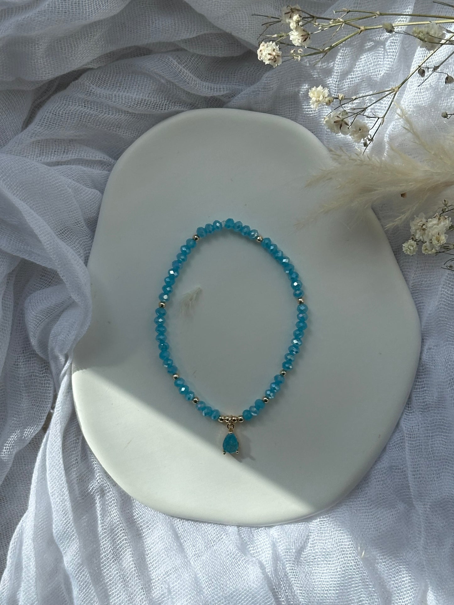 Perlenarmband mit Blauen Kristallperlen und Tropfen Anhänger - 10673
