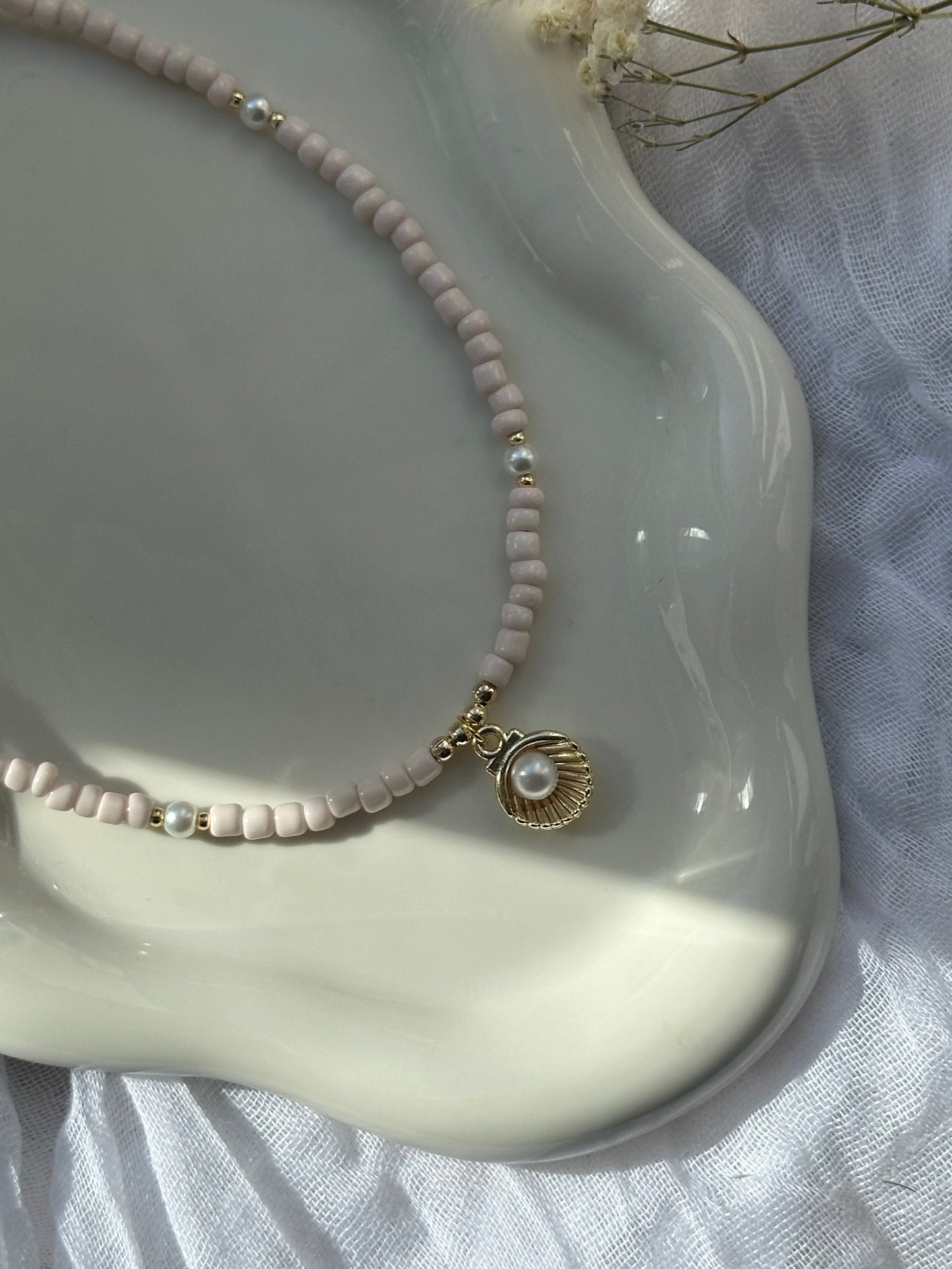 Perlenkette mit Rosa Pastellfarbenen Perlen und Muschel Anhänger - 10665