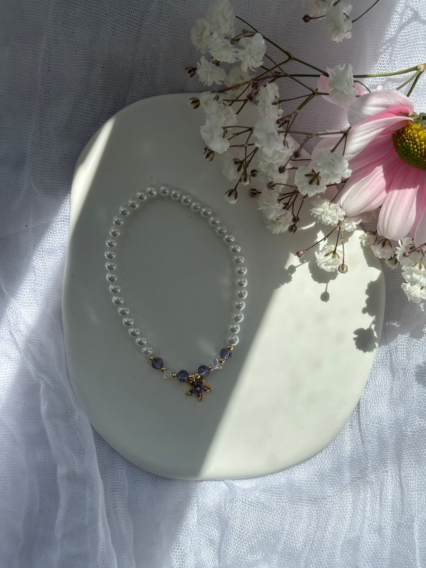 Perlenarmband mit Weißen Glasperlen und Lila Kristallperlen und goldenen Details + Blumen Anhänger - 10724