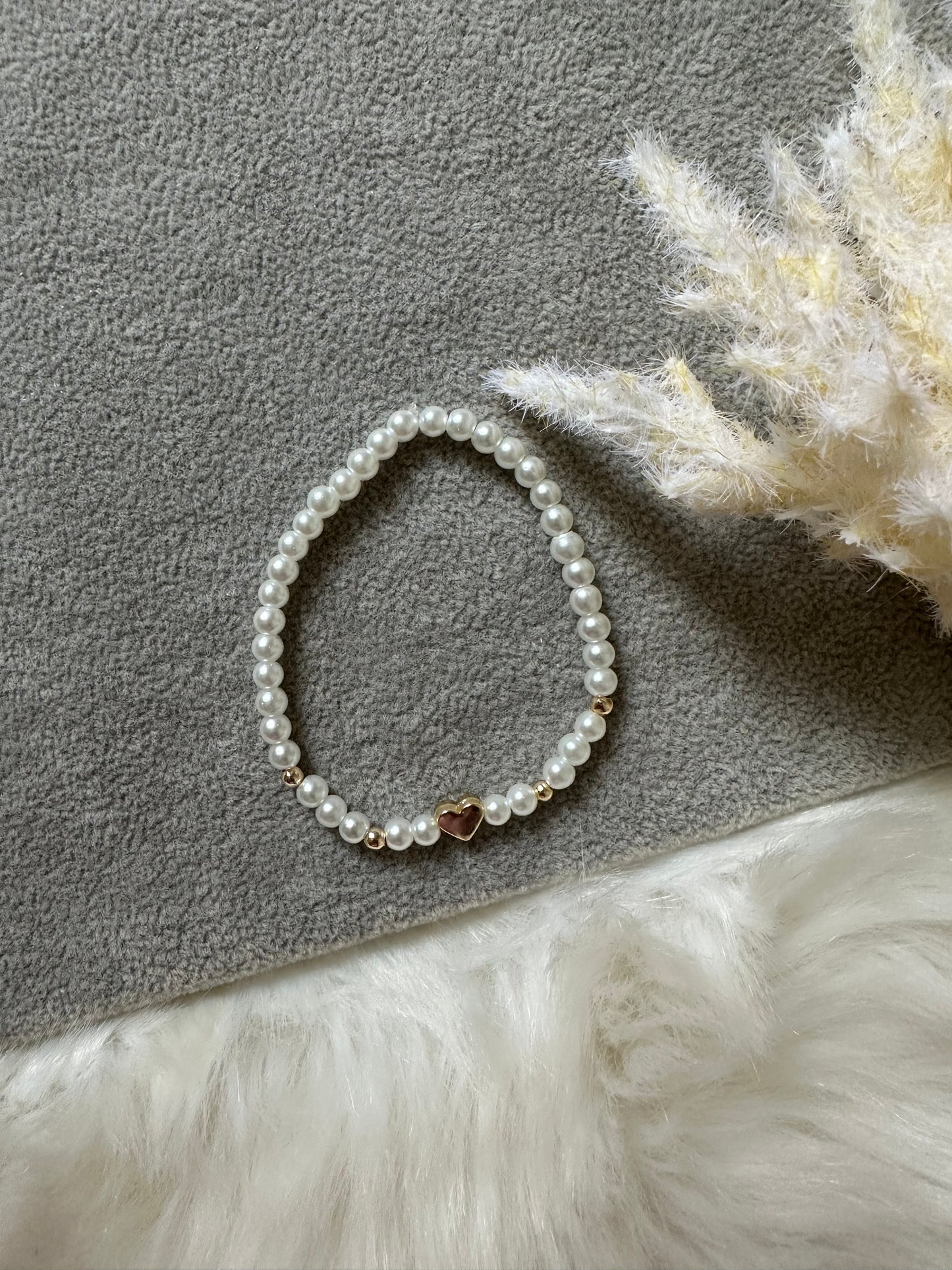 Perlenarmband weiß mit Herz Anhänger - 10478