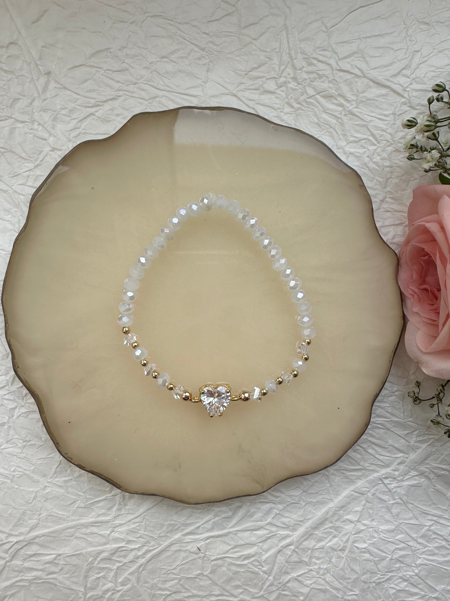 Perlenarmband mit weißen Kristallperlen und Zirkonia Herz Anhänger - 10480