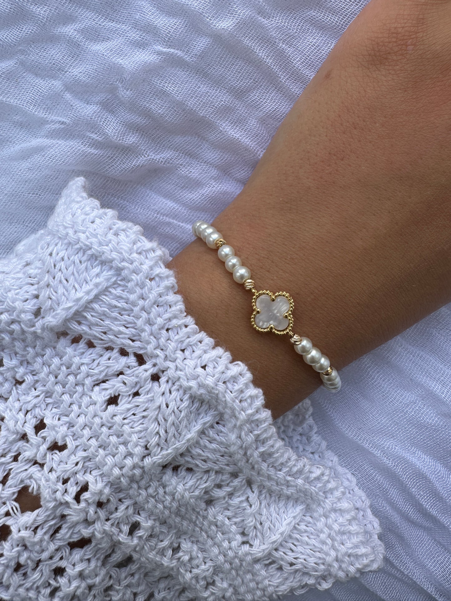 Perlenarmband mit Weißen Perlen und Beigen Kleeblatt Anhänger - 10474