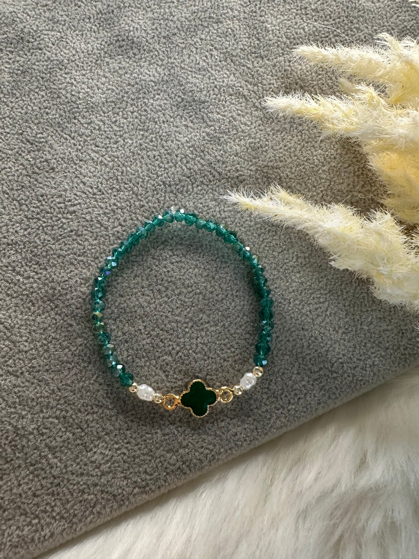 Perlenarmband mit Grünen Kristallperlen und Kleeblatt Anhänger - 10350