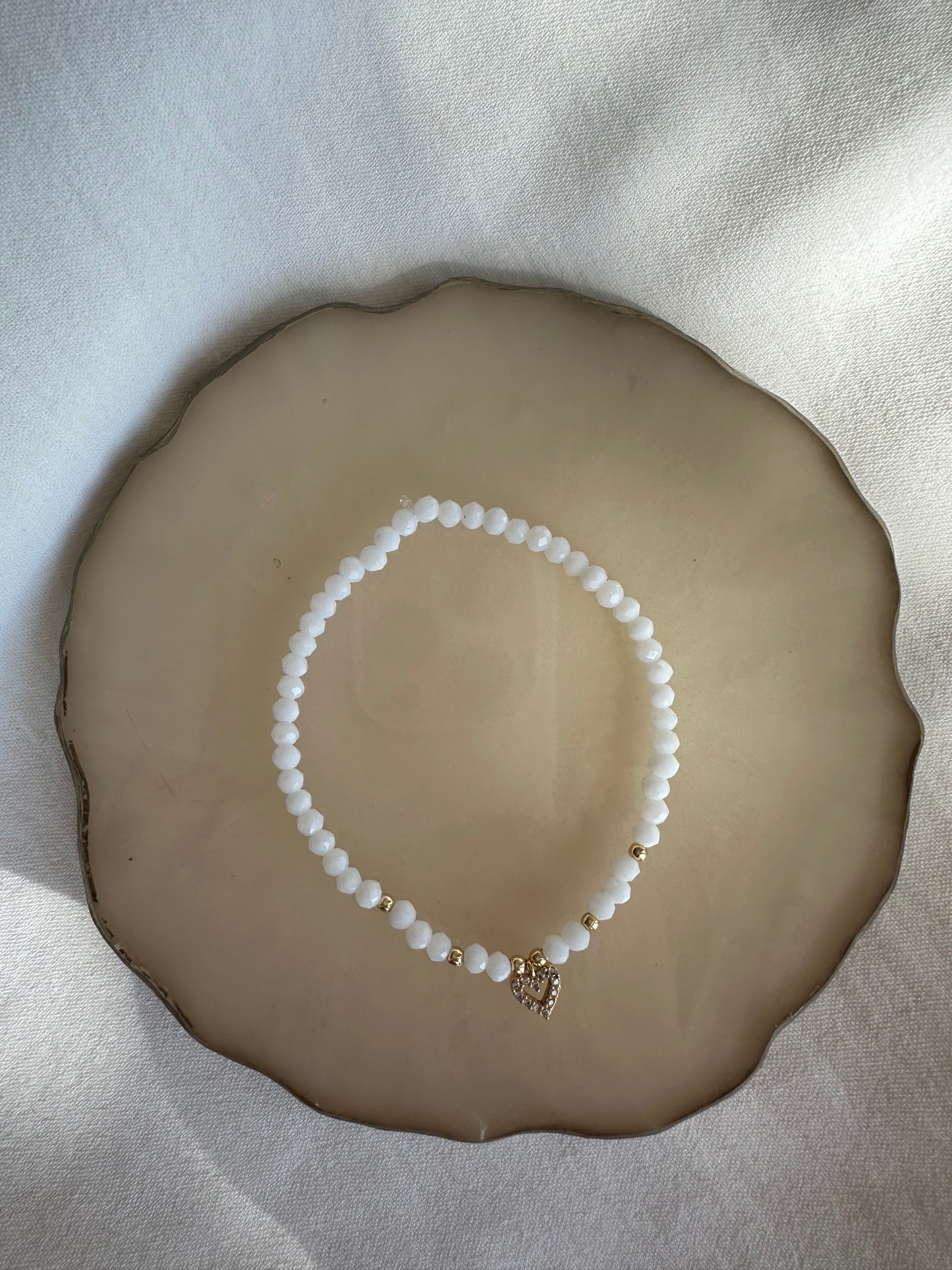 Perlenarmband mit Weißen Kristallperlen und Herz Anhänger - 10442