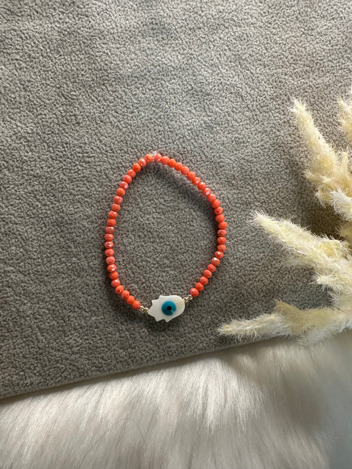 Perlenarmband mit Orangenen Kristallperlen und Fatimas Hand Anhänger - 10233