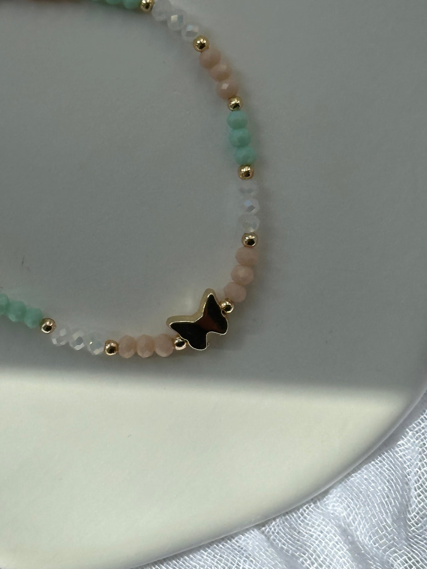 Perlenarmband mit Bunten Kristallperlen + Schmetterling Anhänger - 10687