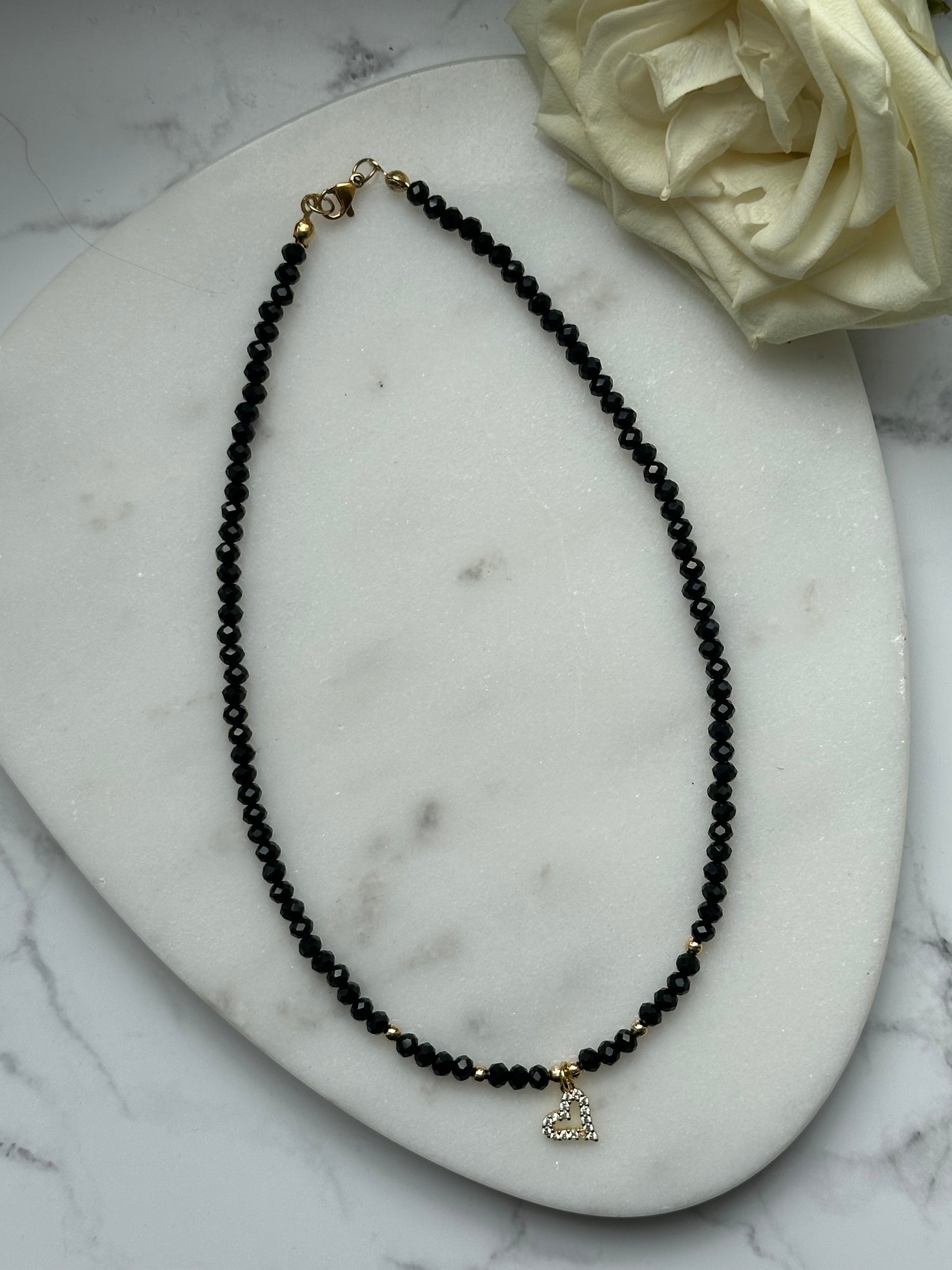 Perlenkette mit Schwarzen Kristallperlen und Goldenen Perlen + Herz Anhänger - 10930