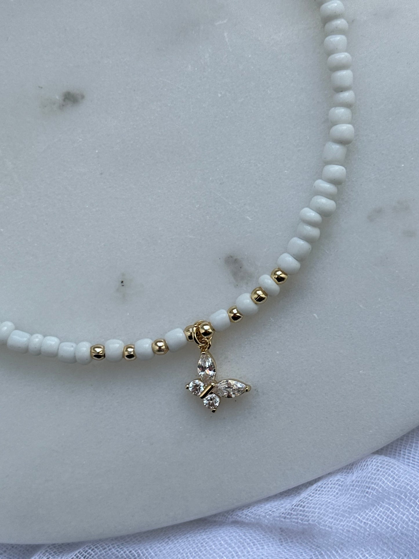 Perlenkette mit Weißen Perlen + Zirkonia Schmetterling Anhänger - 10614