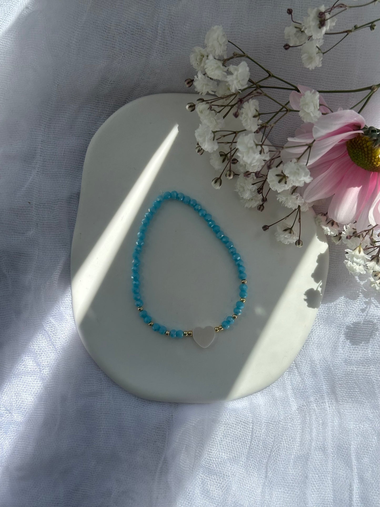 Perlenarmband mit Blauen Kristallperlen und goldenen Details + Perlmutt Herz - 10754