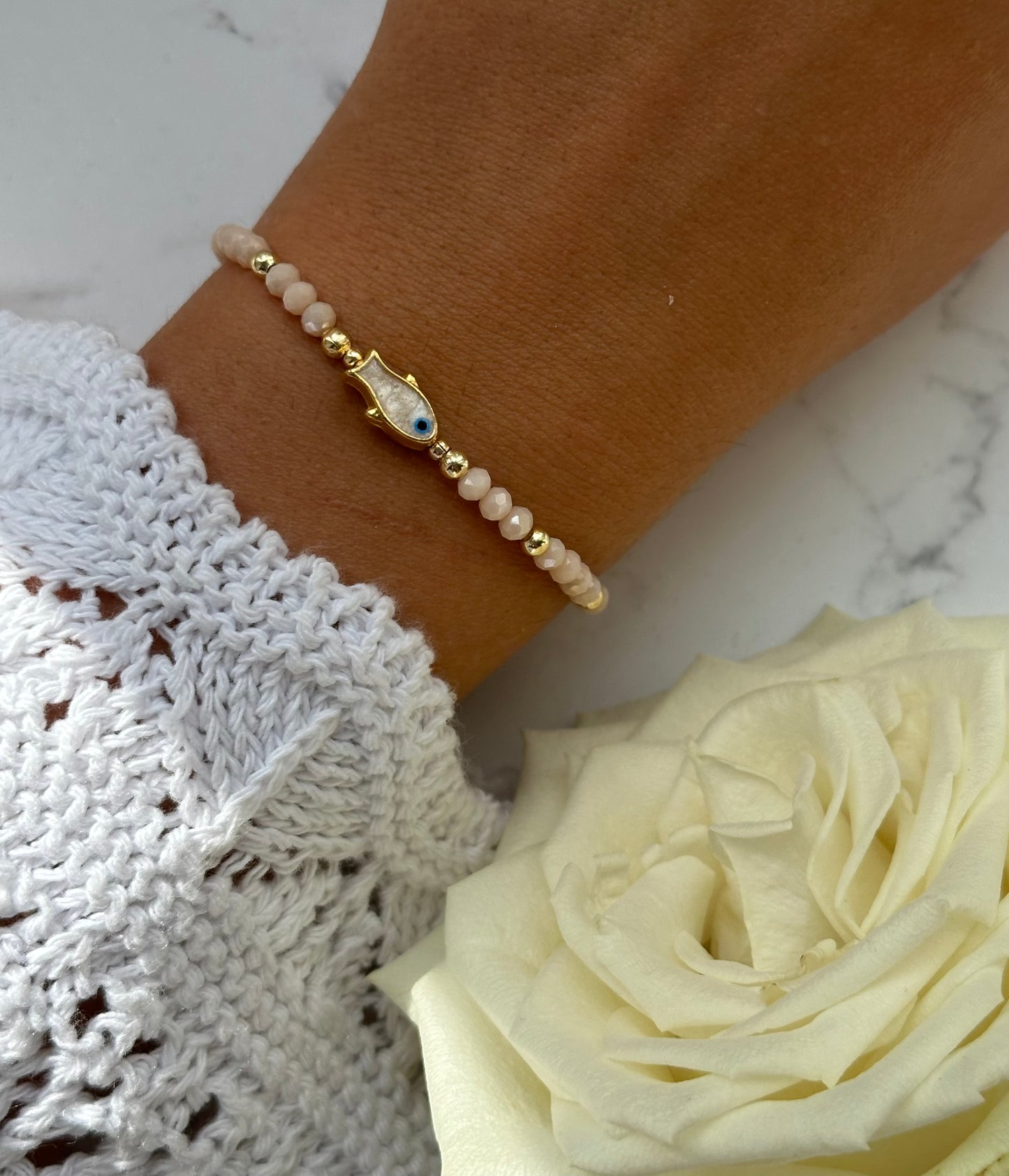 Perlenarmband mit Beigen Kristallperlen und Goldenen Perlen + Fisch Anhänger - 10872