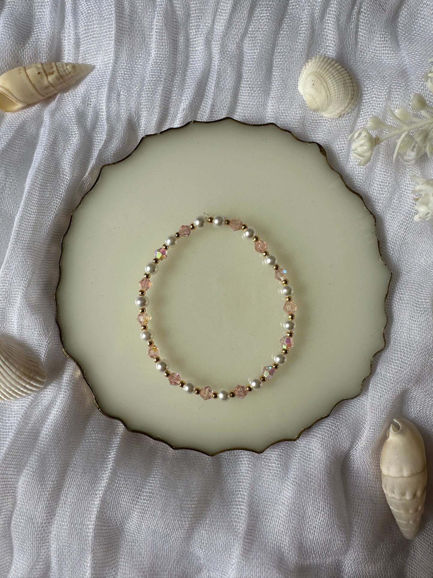 Perlenarmband mit Weißen Perlen und Rosa Kristallperlen - 10400