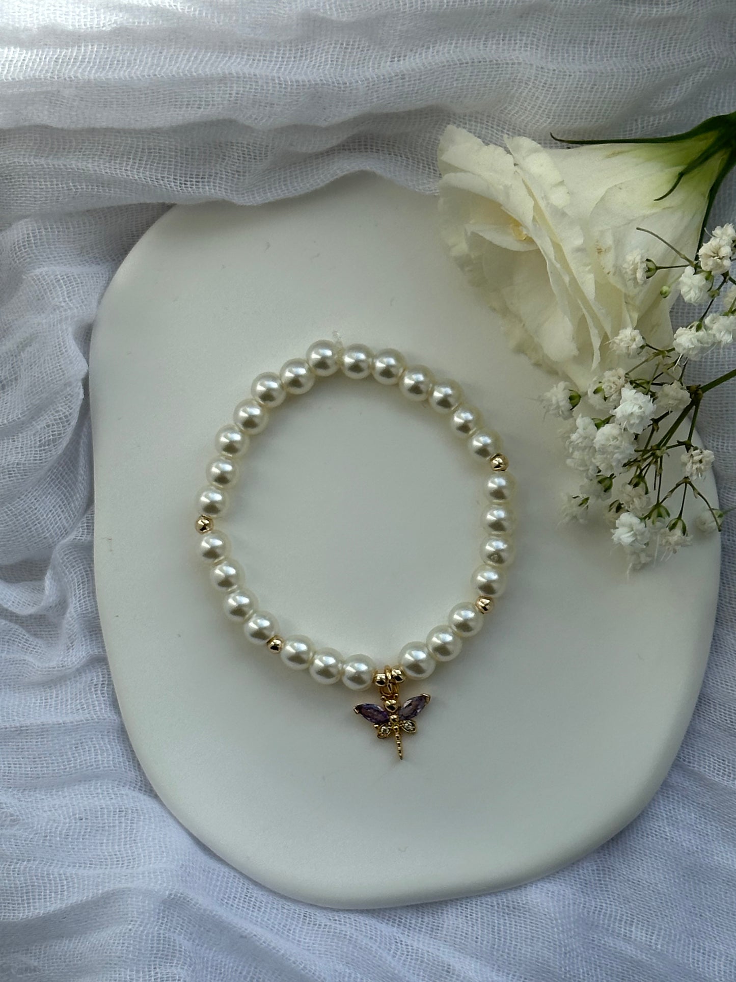 Perlenarmband mit Beigen Perlen und Lila Libellen Anhänger - 10584