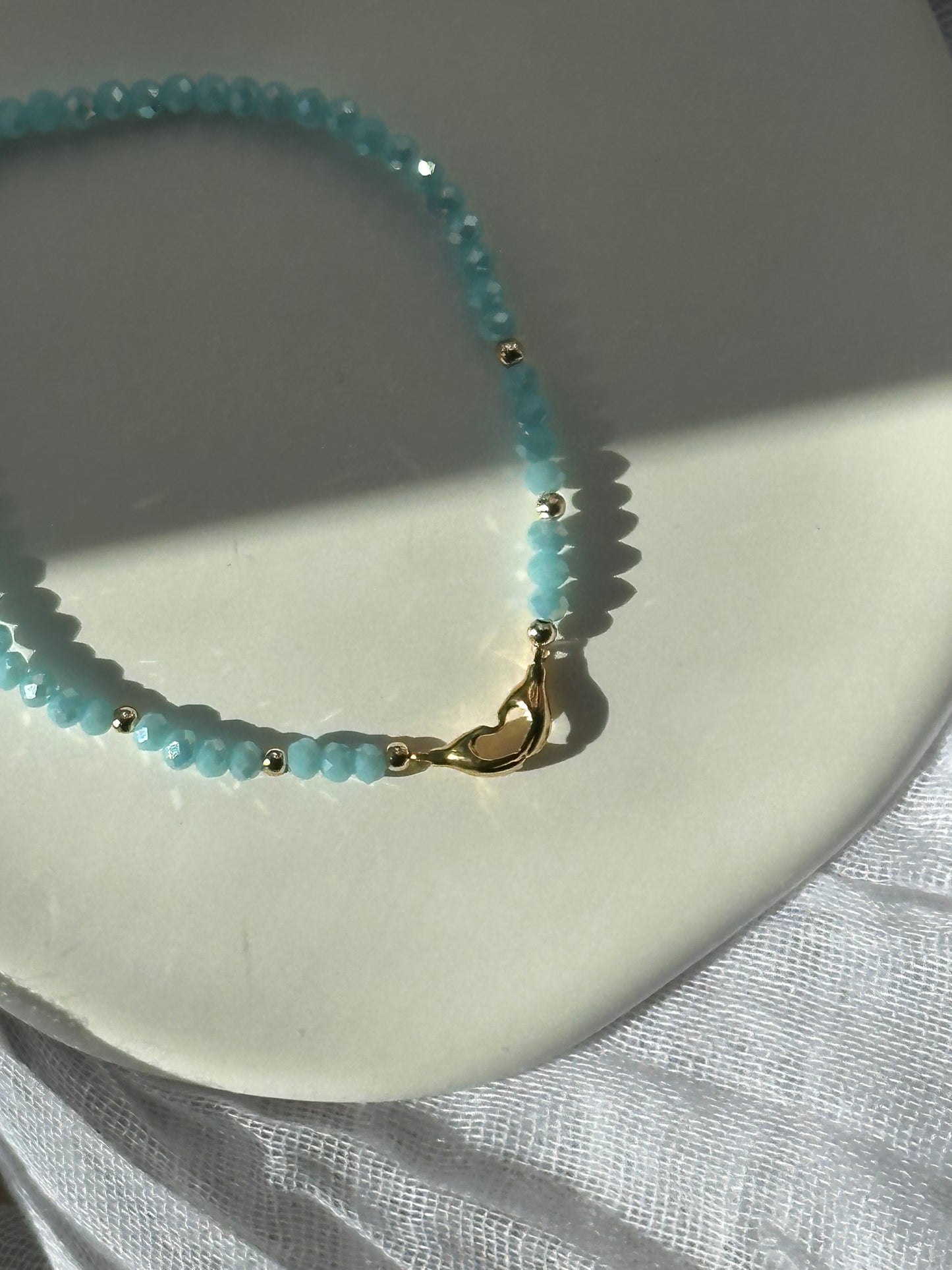 Perlenarmband mit Blauen Kristallperlen + Hand Herz Anhänger - 10681