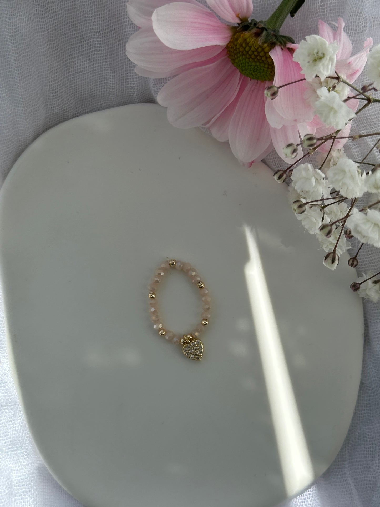 Perlenring mit Beigen Kristallperlen und goldenen Details + Herz Anhänger - 10781