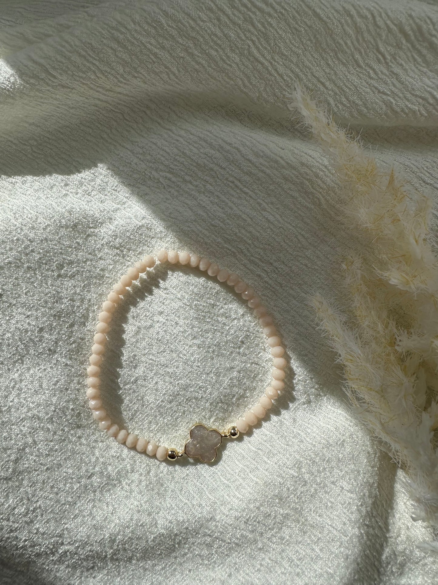Perlenarmband Beige mit Kleeblatt Anhänger - 10453