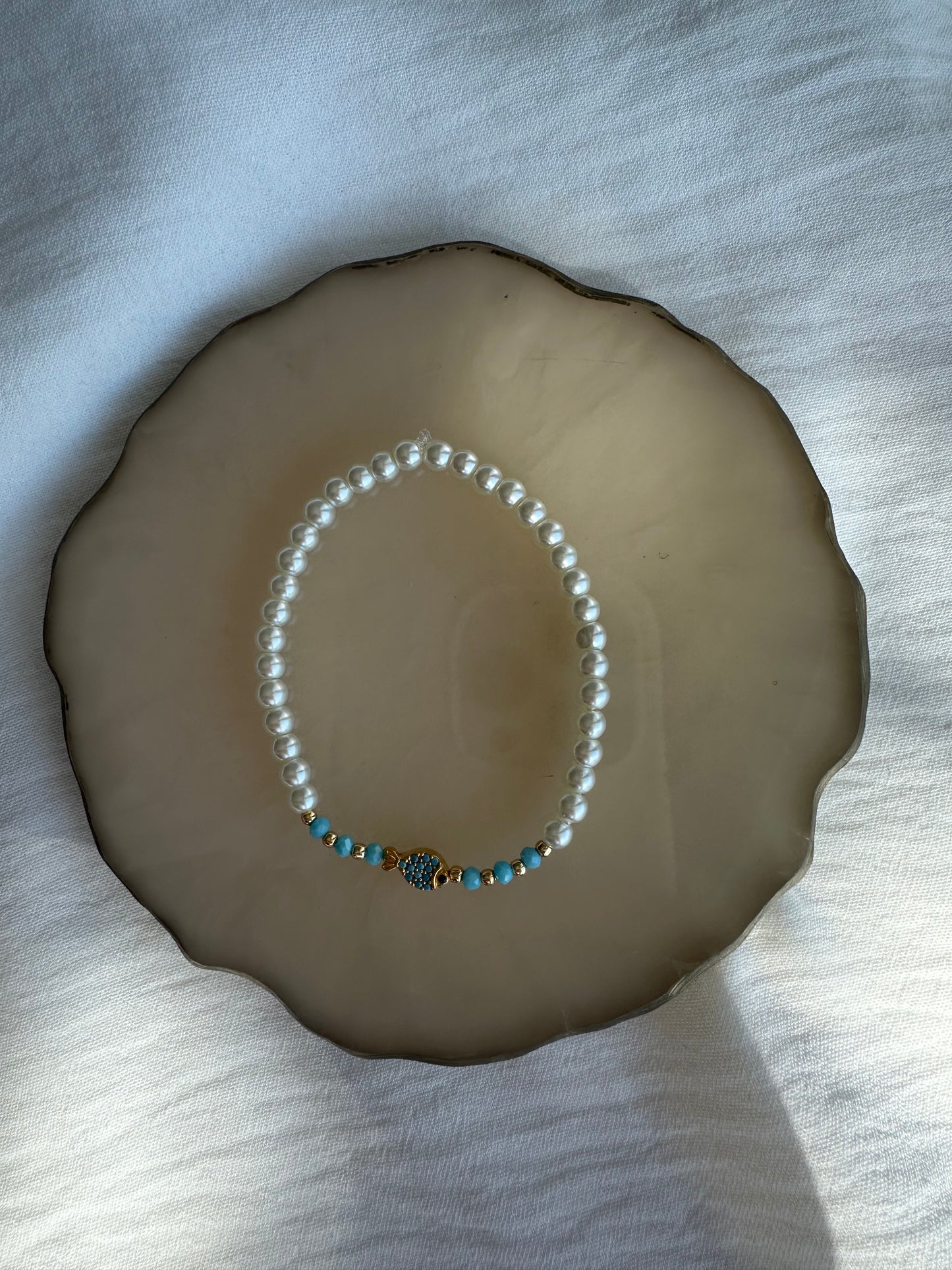 Perlenarmband mit Weißen Glasperlen und Blauen Kristallperlen + Fisch Anhänger - 10262