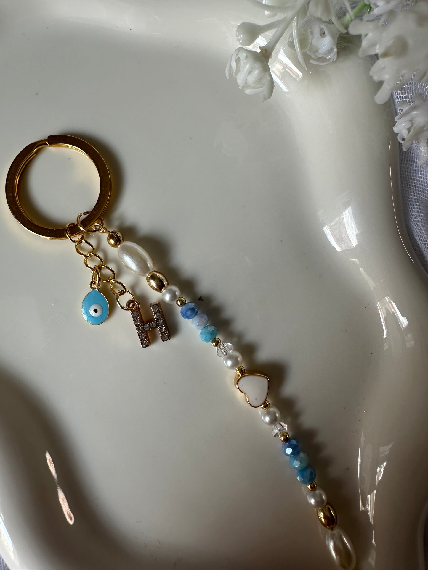 Schlüsselanhänger personalisiert mit Blauen und weißen Perlen + Goldenen Perlen und Herz Anhänger + Nazar - 10028