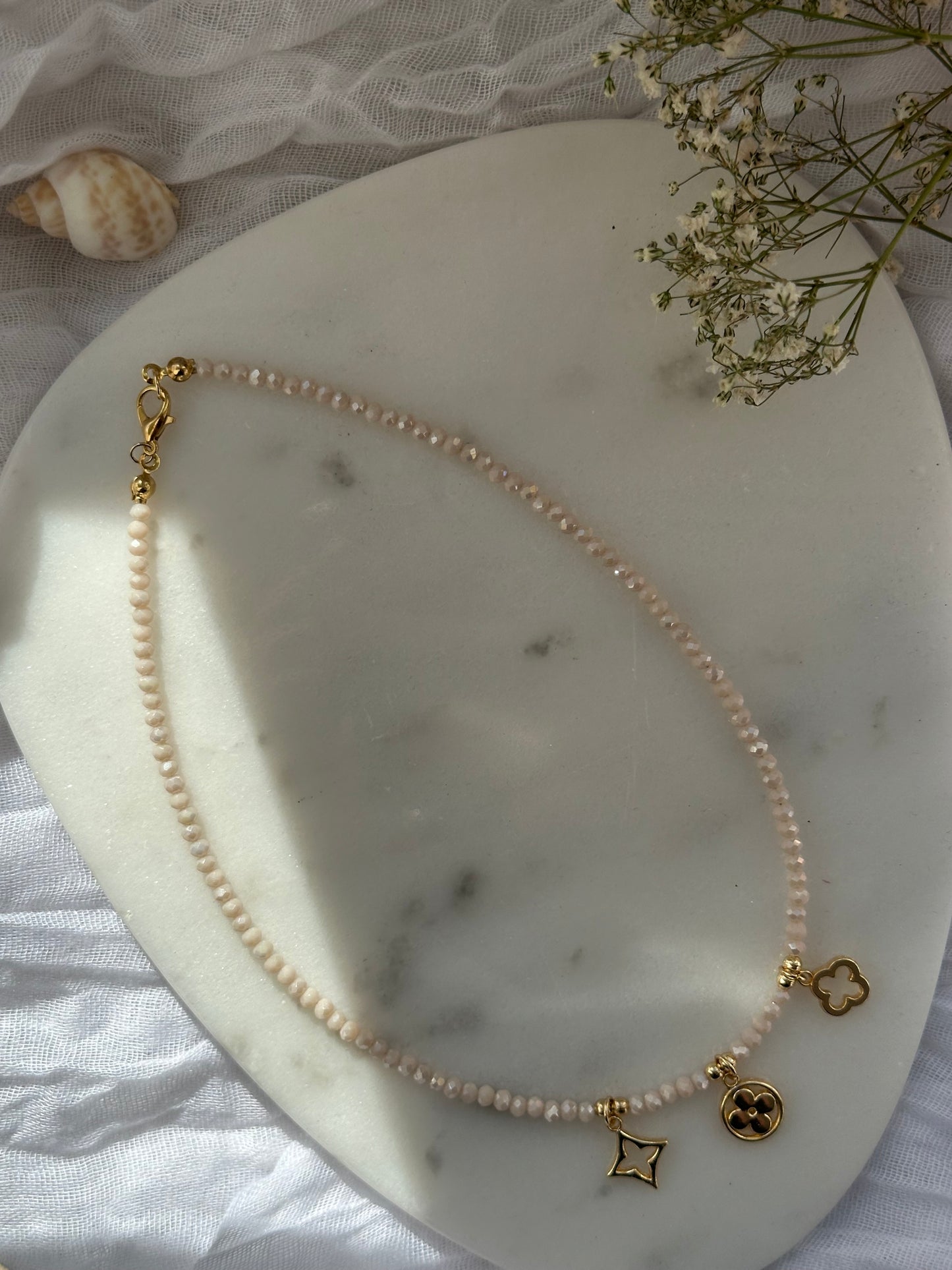 Charms Perlenkette Clover mit Beigen Kristallperlen und Goldenen Perlen + Kleeblatt Anhänger - 10808
