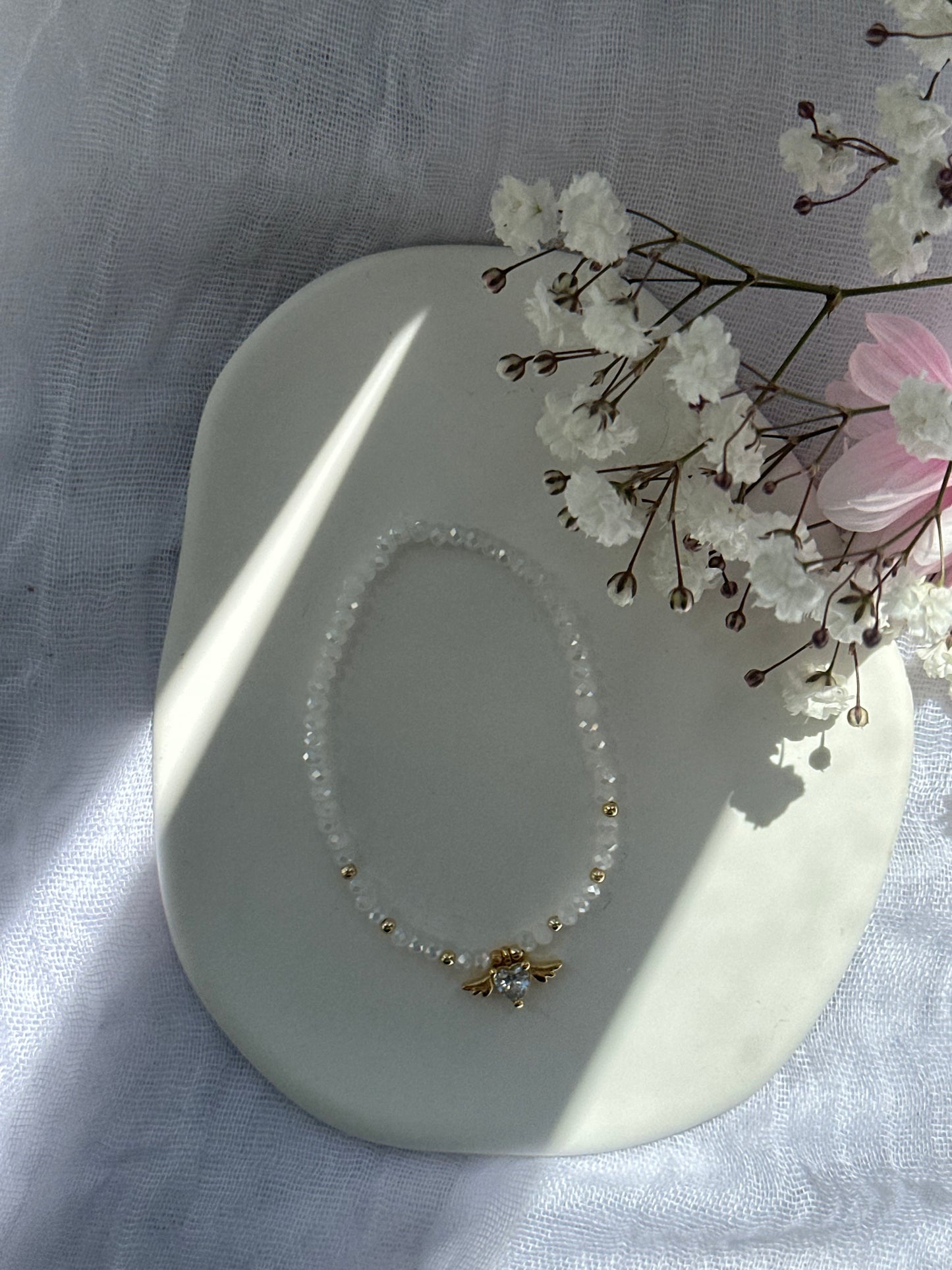 Perlenarmband mit Weißen Kristallperlen und goldenen Details + Herz/Engel Anhänger - 10735
