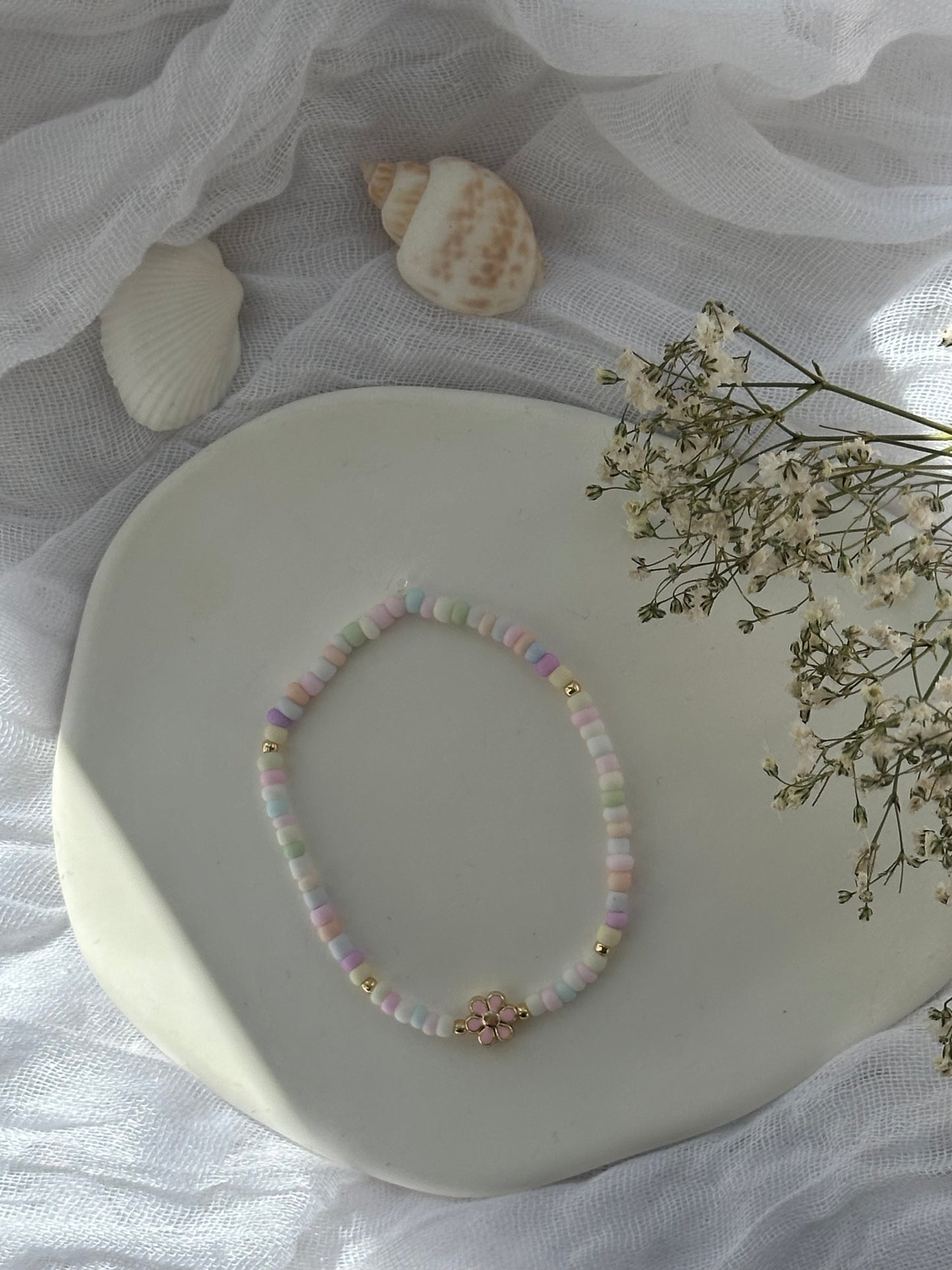 Perlenarmband mit Bunten Perlen und goldenen Perlen + Blumen Anhänger - 10830