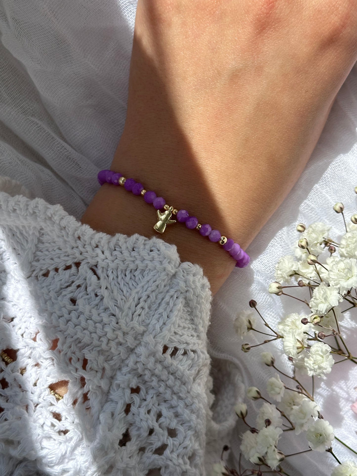 Perlenarmband mit Lila Kristallperlen und goldenen Details + Engel Anhänger - 10731