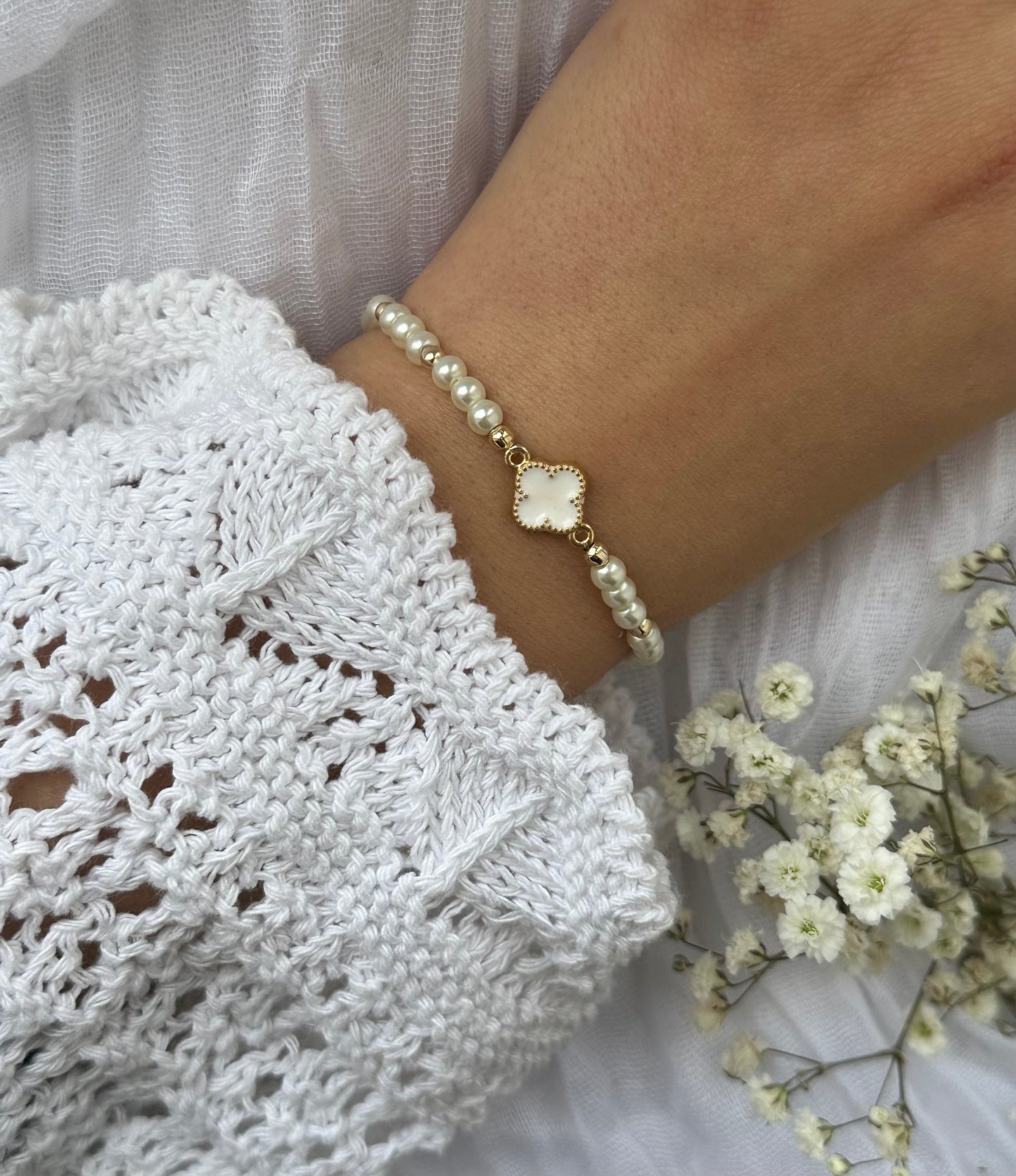 Perlenarmband mit Weißen / Beigen Glasperlen und Kleeblatt Anhänger - 10523