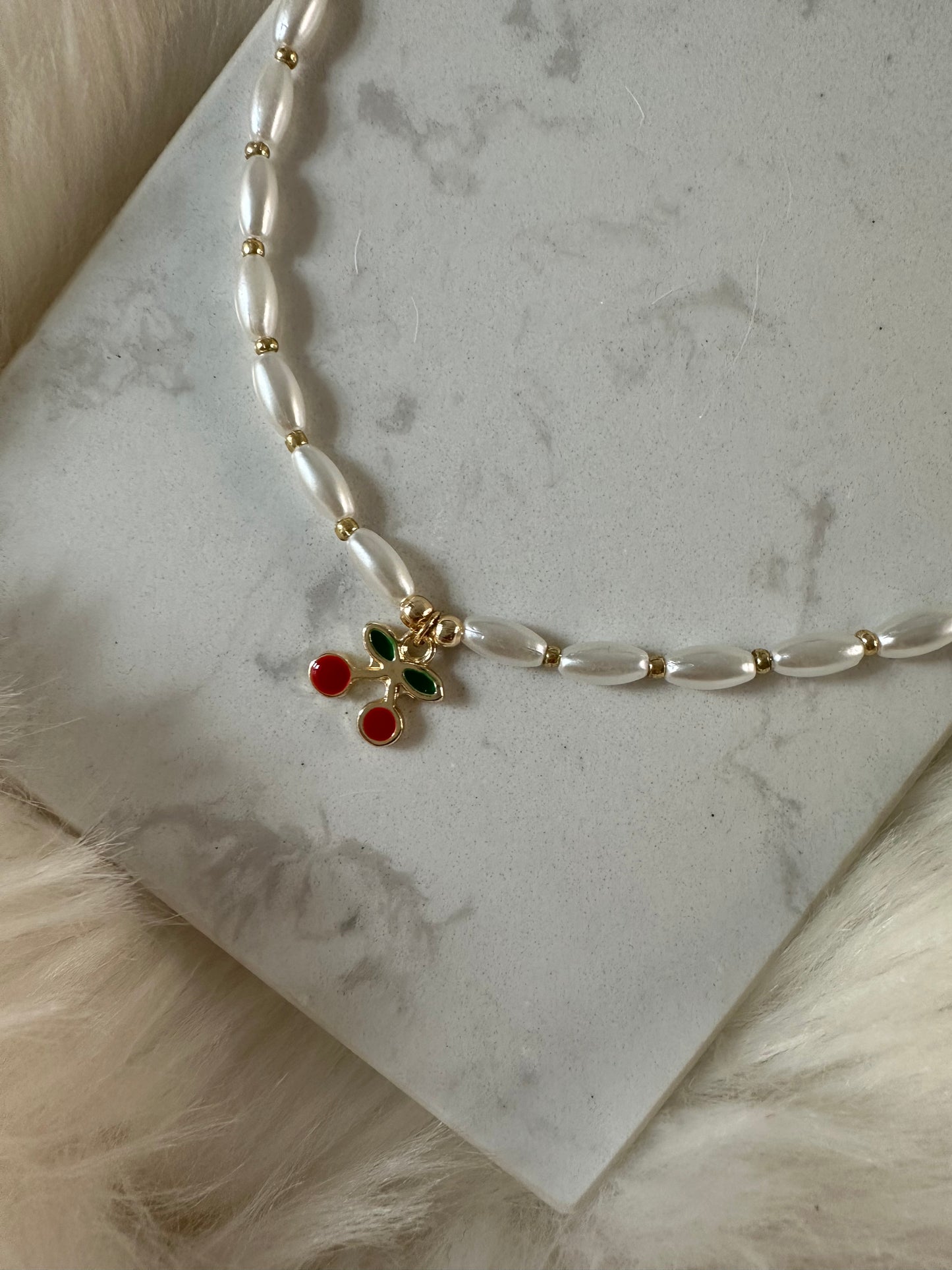 Perlenkette mit weißen ovalen Perlen, goldenen Zwischenperlen und Kirsch Anhänger - 10154