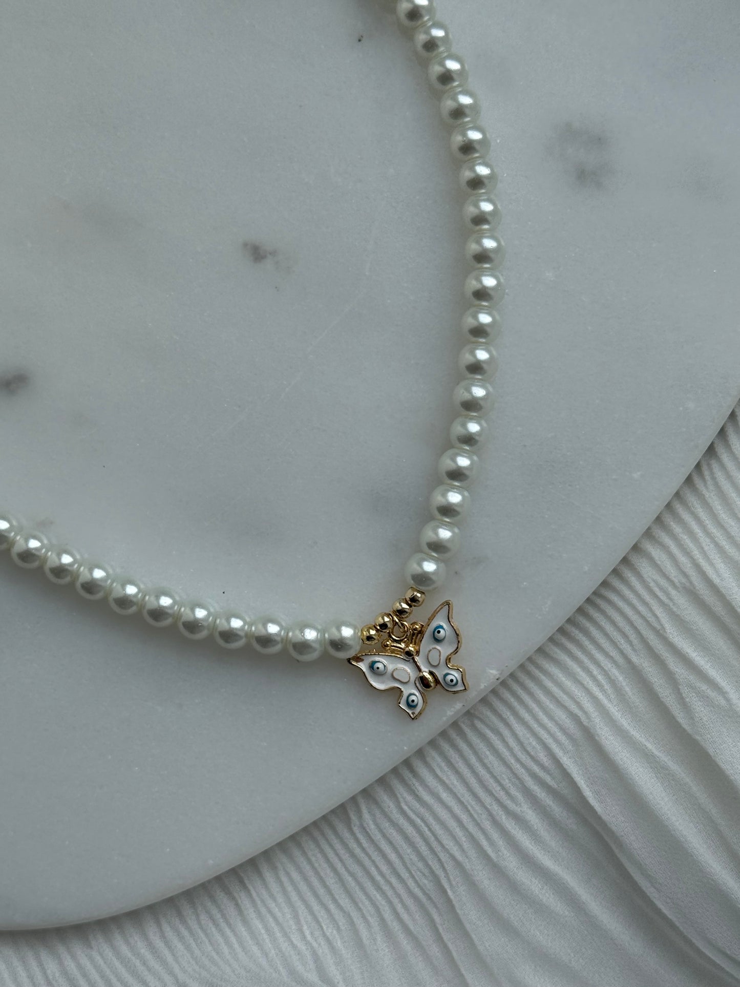 Perlenkette mit Weißen Glasperlen, Goldenen Details + Schmetterling Anhänger - 111164